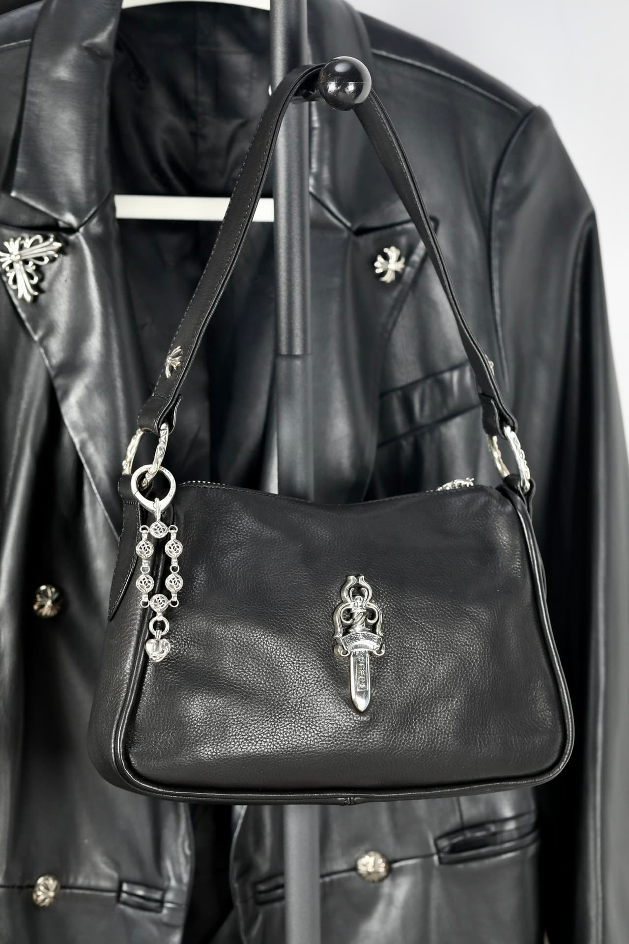 Серебряный кулон для сумки Chrome Hearts на плечевой черной кожаной сумке