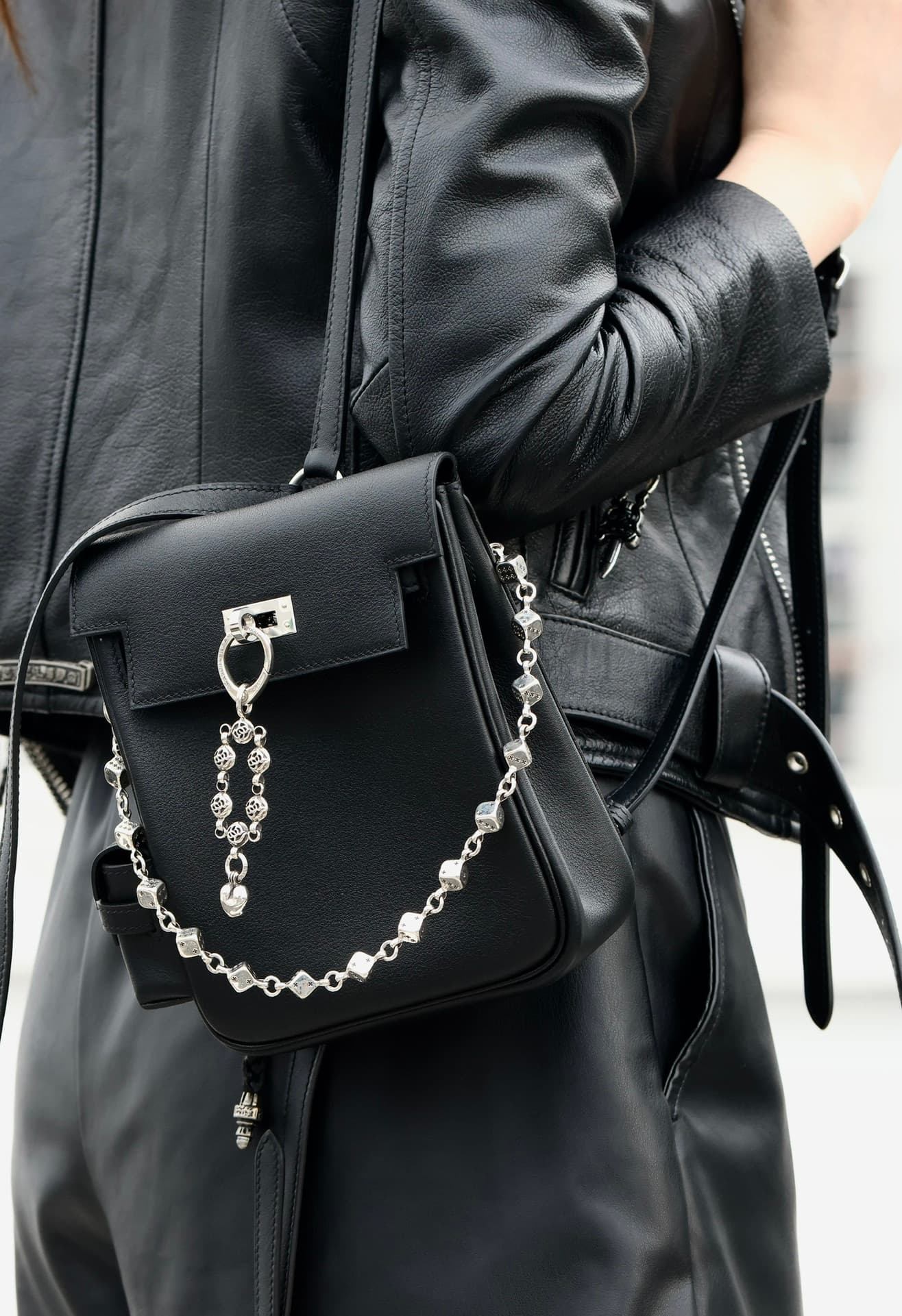 Черный кожаный рюкзак с закрепленным серебряным кулоном Chrome Hearts с подвеской-сердцем