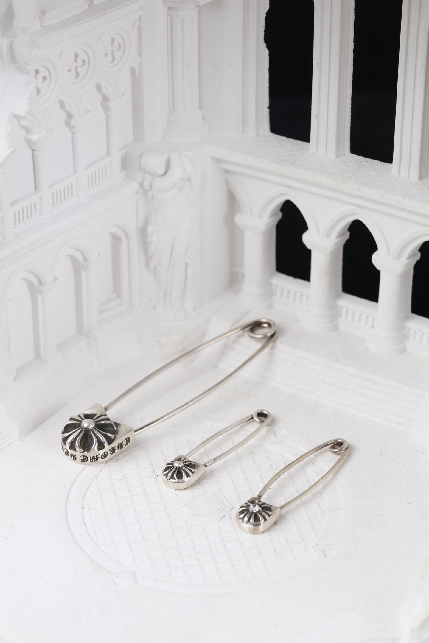 Сравнение серебряных брошей-булавок Chrome Hearts разного размера