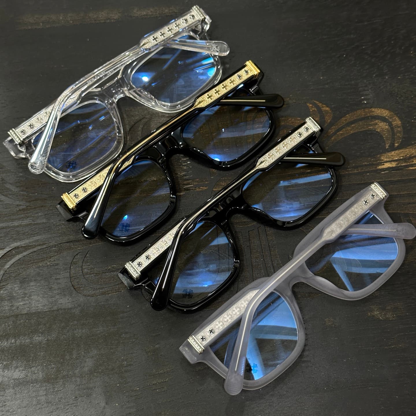 Сравнение расцветок и декора дужек очков Chrome Hearts AMBIDIXTROUS, вид сверху