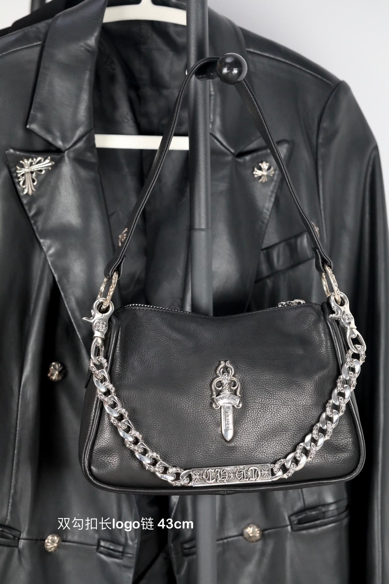 Серебряная цепь Chrome Hearts в качестве декоративной цепочки на черной кожаной сумке