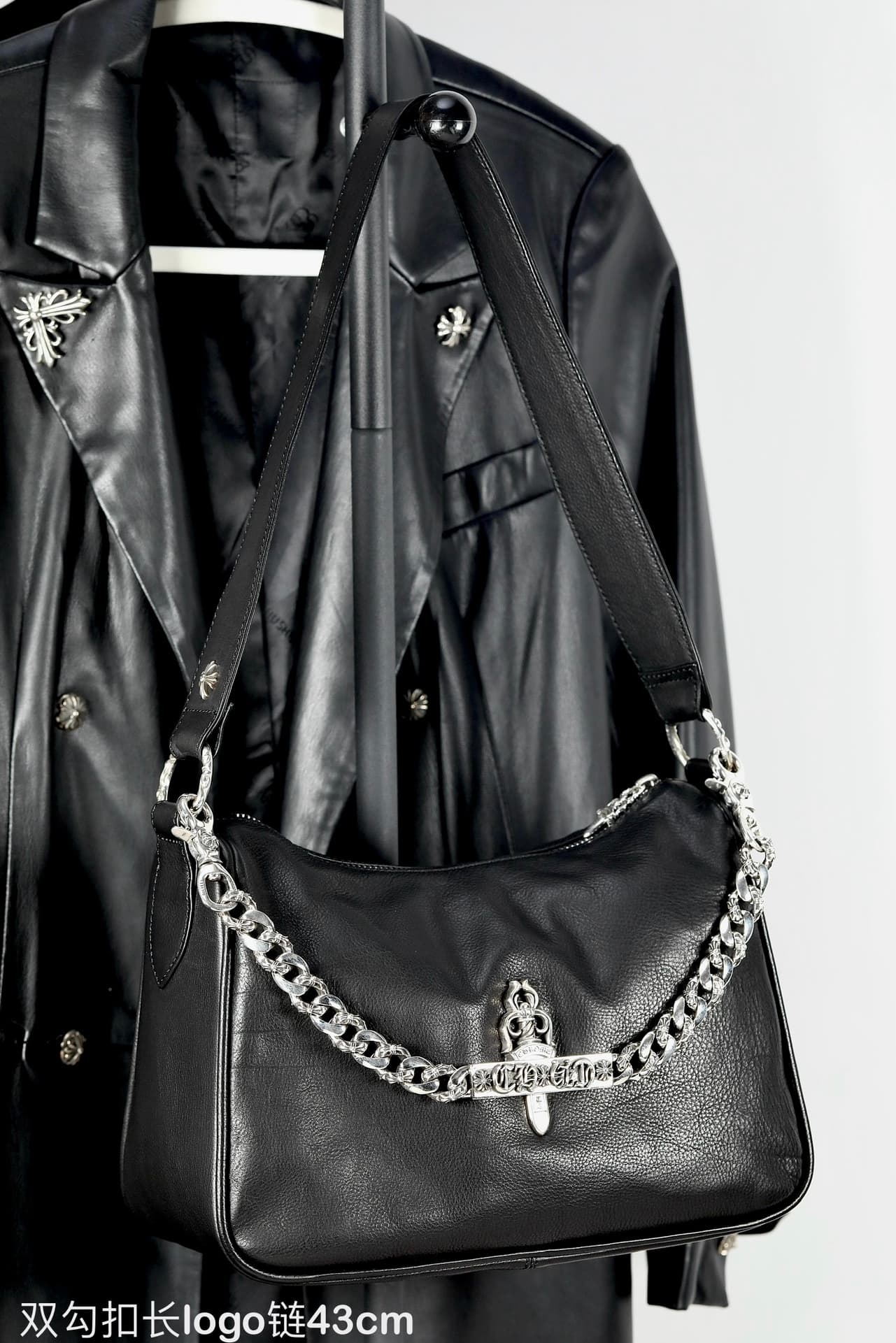 Черная кожаная сумка с серебряной цепочкой Chrome Hearts в стилизованном образе