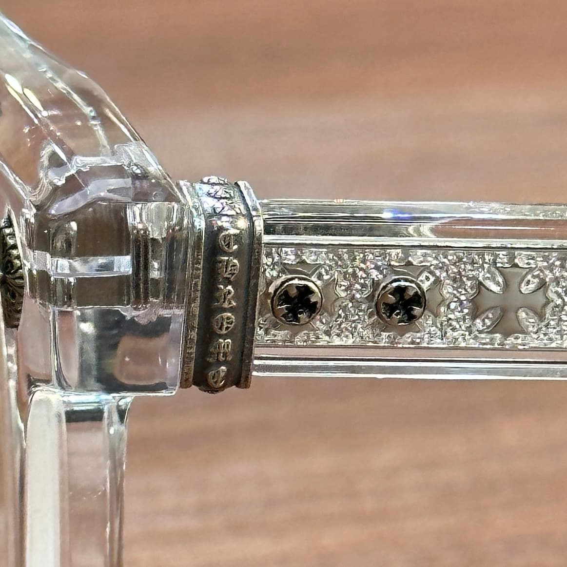 Деталь шарнира и заушника очков Chrome Hearts AMBIDIXTROUS