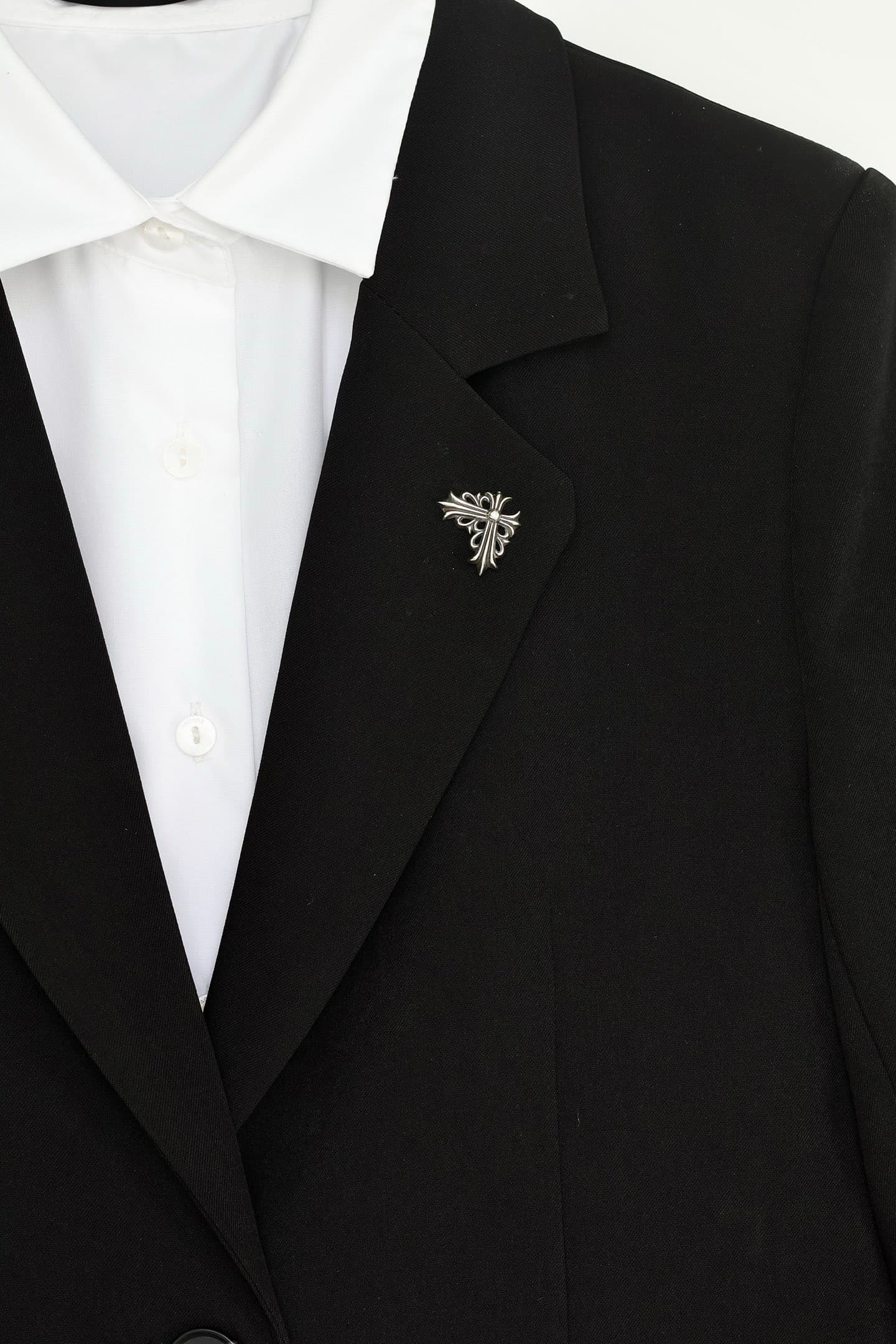 Серебряная брошь Chrome Hearts на лацкане черного пиджака