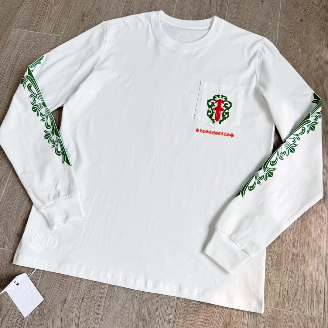 Белый лонгслив Chrome Hearts с карманом, вид спереди под углом
