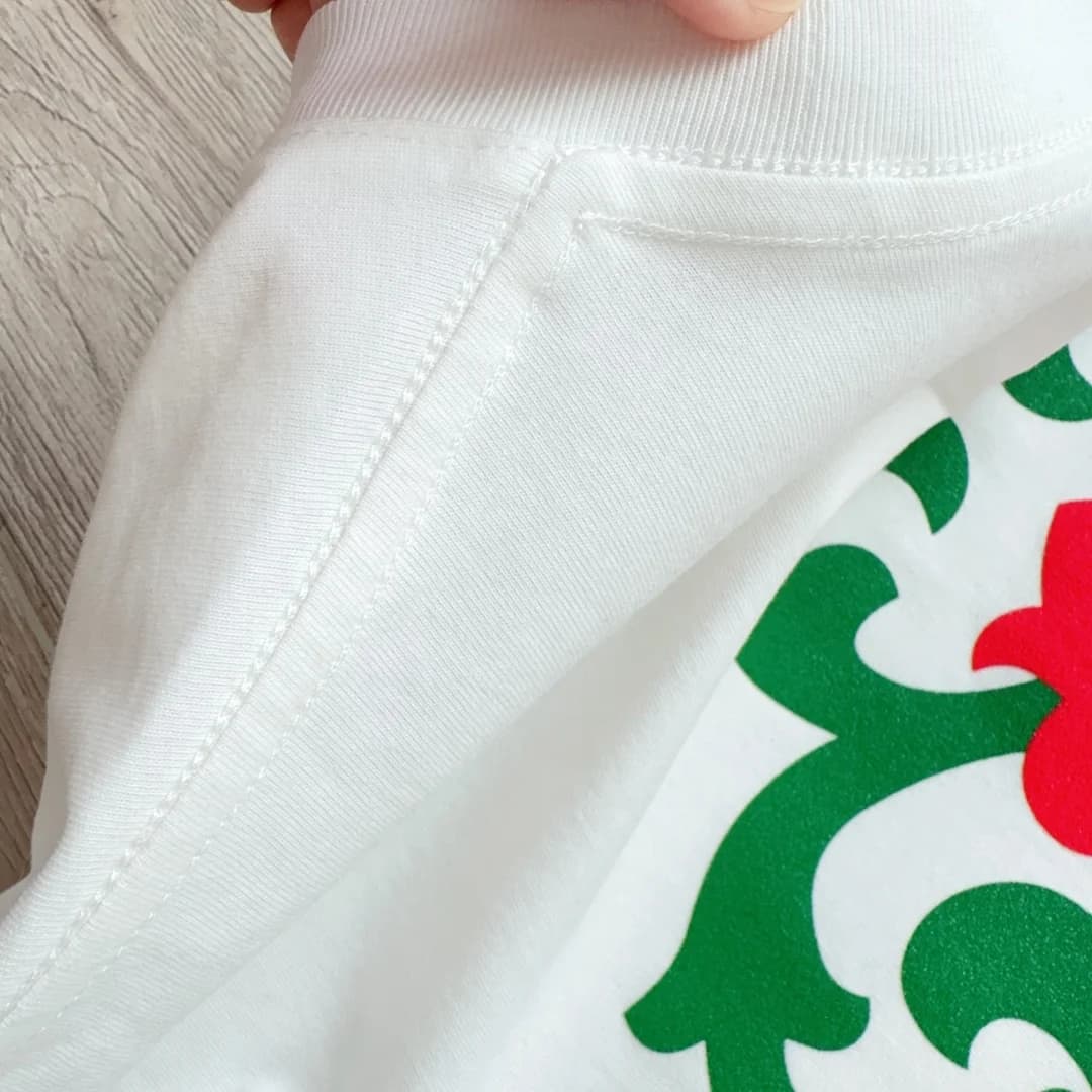Крупный план принта с кинжалом на спине лонгслива Chrome Hearts