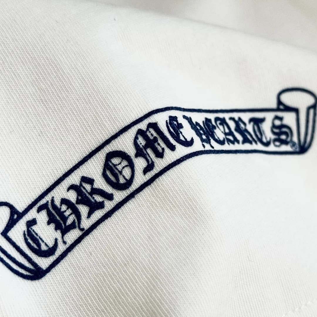Принт в виде ленты с логотипом Chrome Hearts на спине