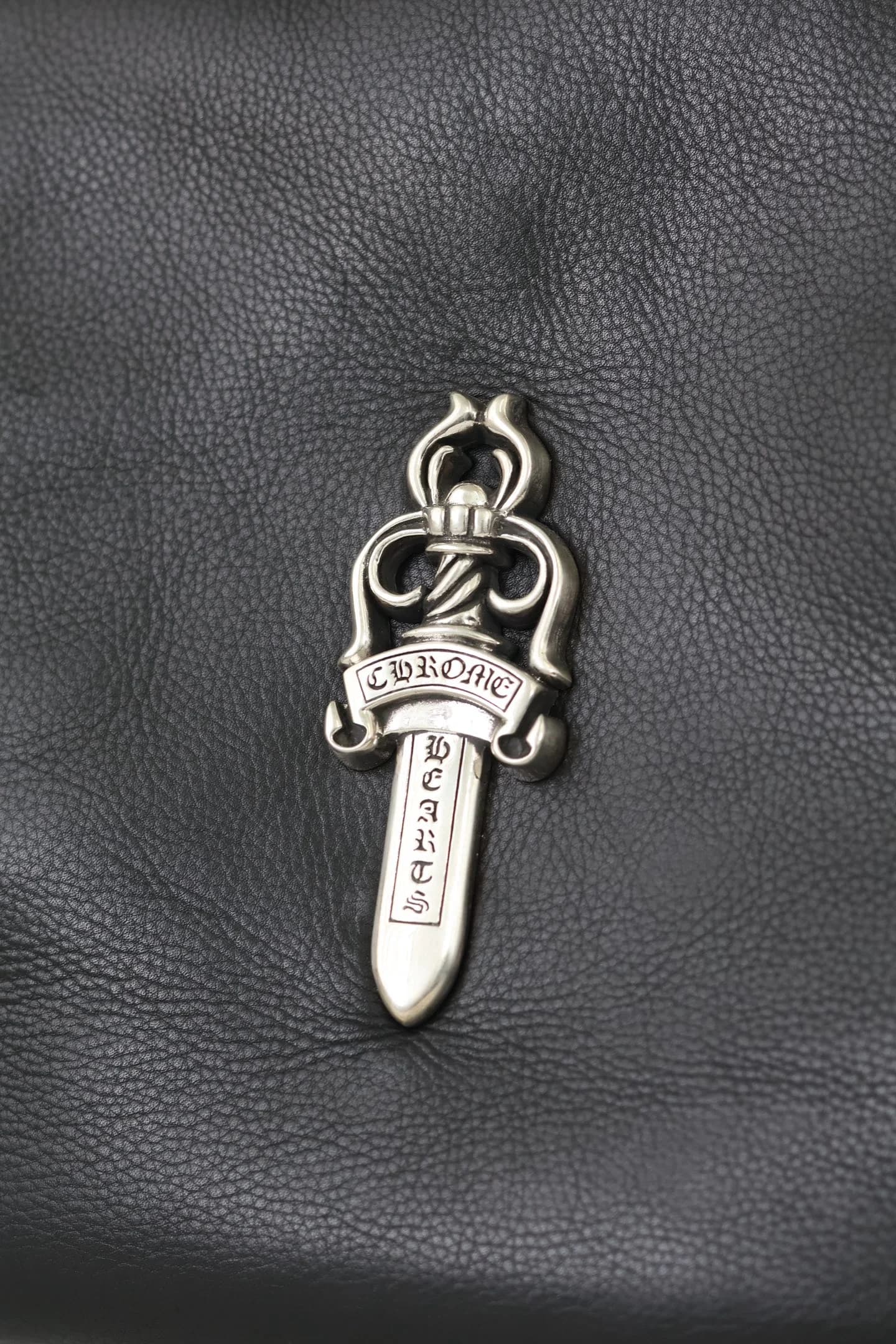 Детальный план серебряного элемента Dagger с гравировкой Chrome Hearts
