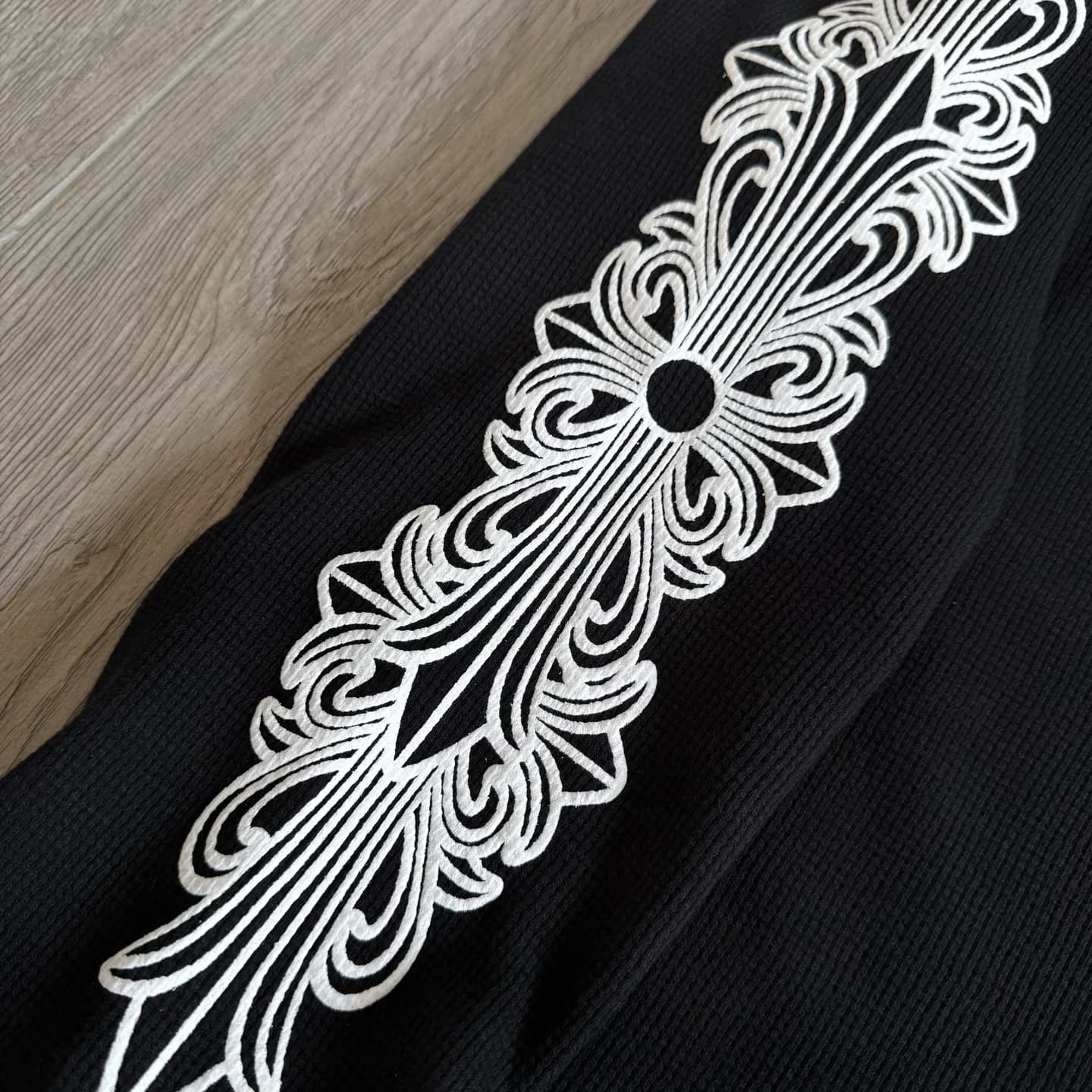 Готический принт на рукаве лонгслива Chrome Hearts
