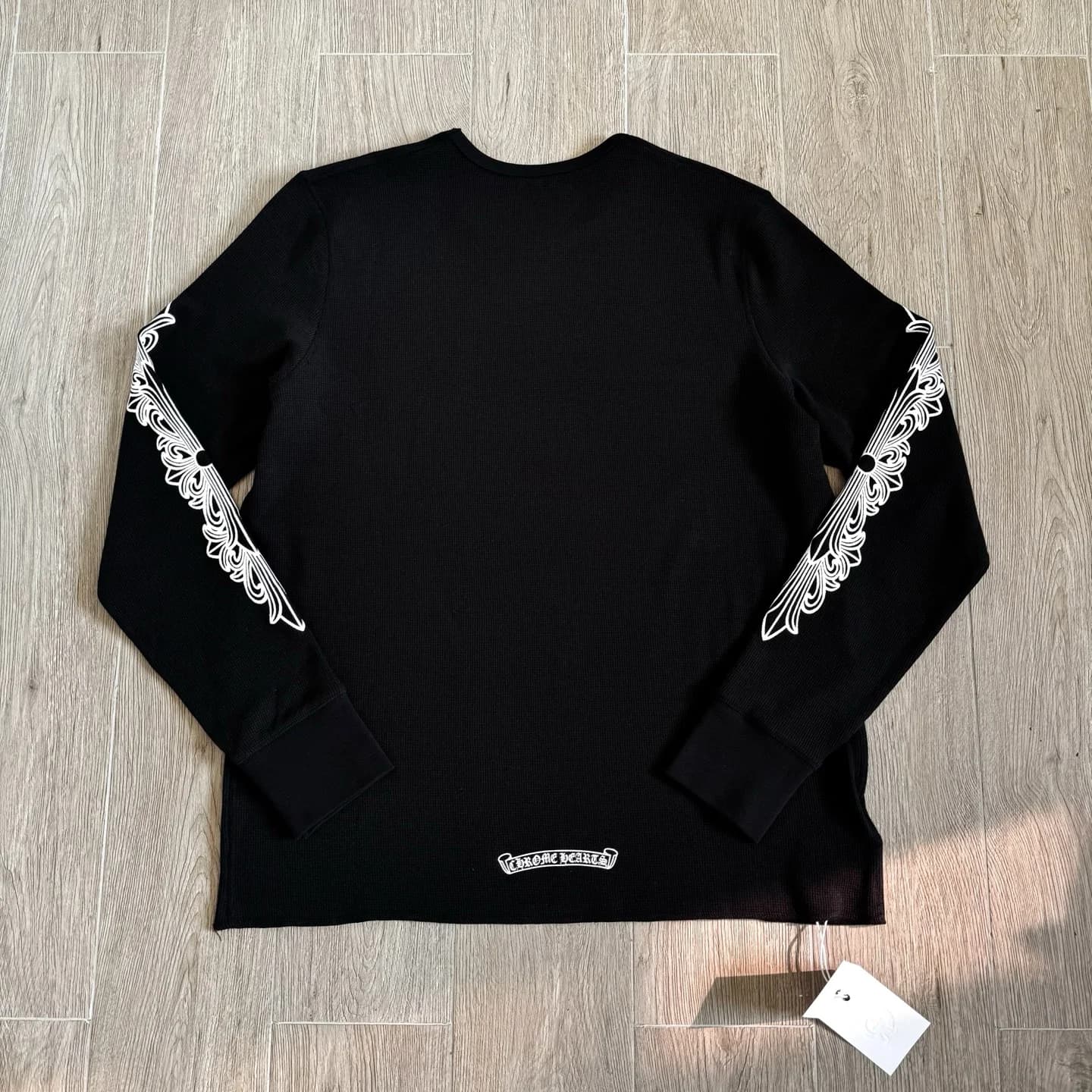 Черный вафельный лонгслив Chrome Hearts, вид сзади