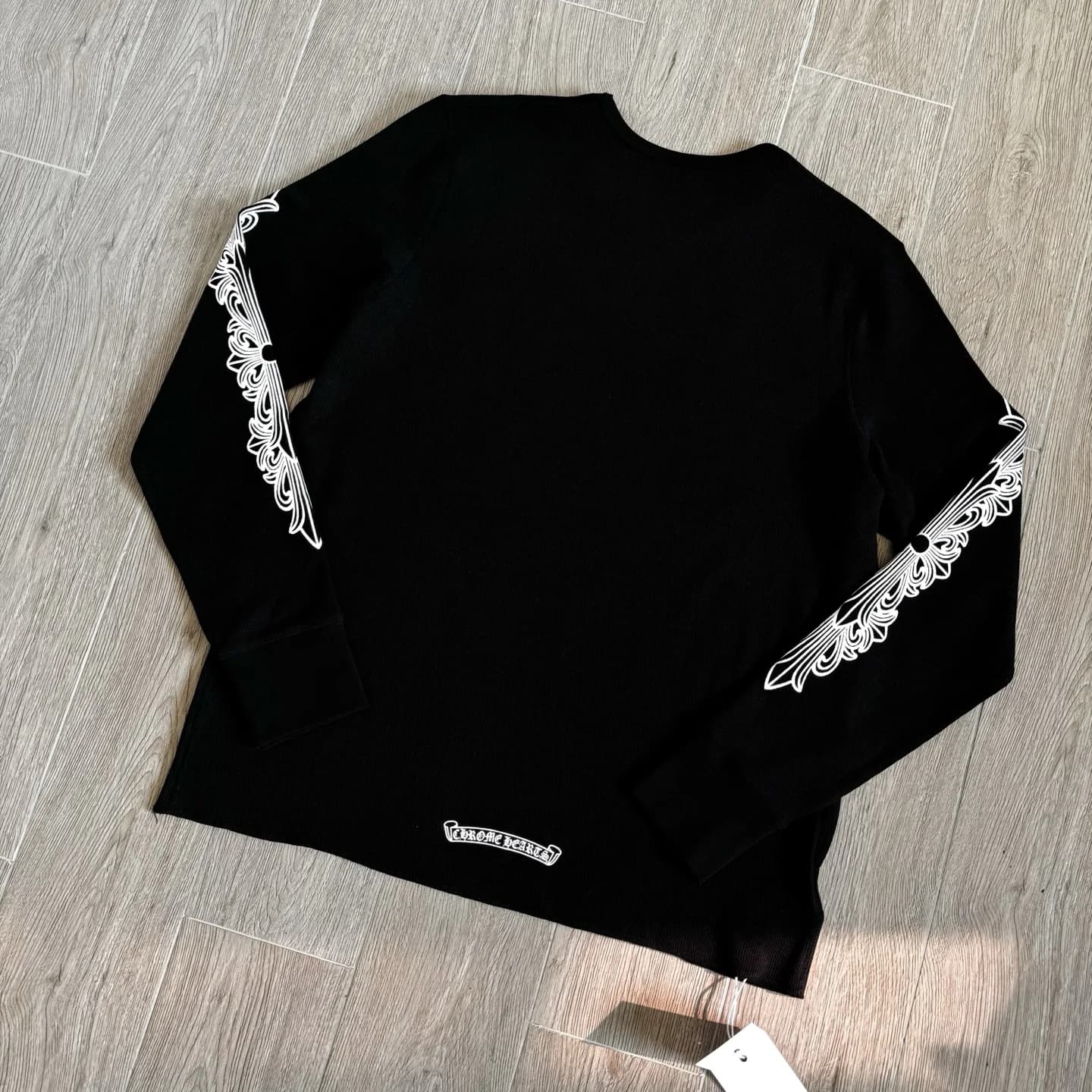Черный вафельный лонгслив Chrome Hearts сзади под углом