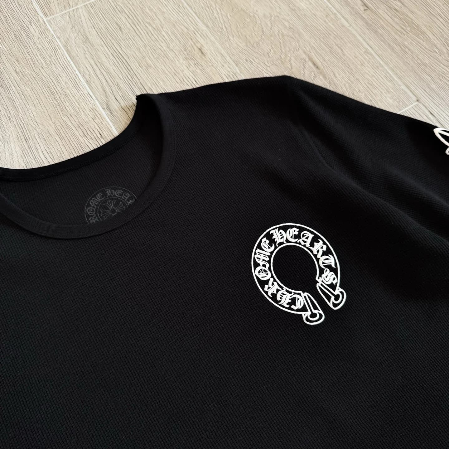 Круглый вырез горловины черного лонгслива Chrome Hearts