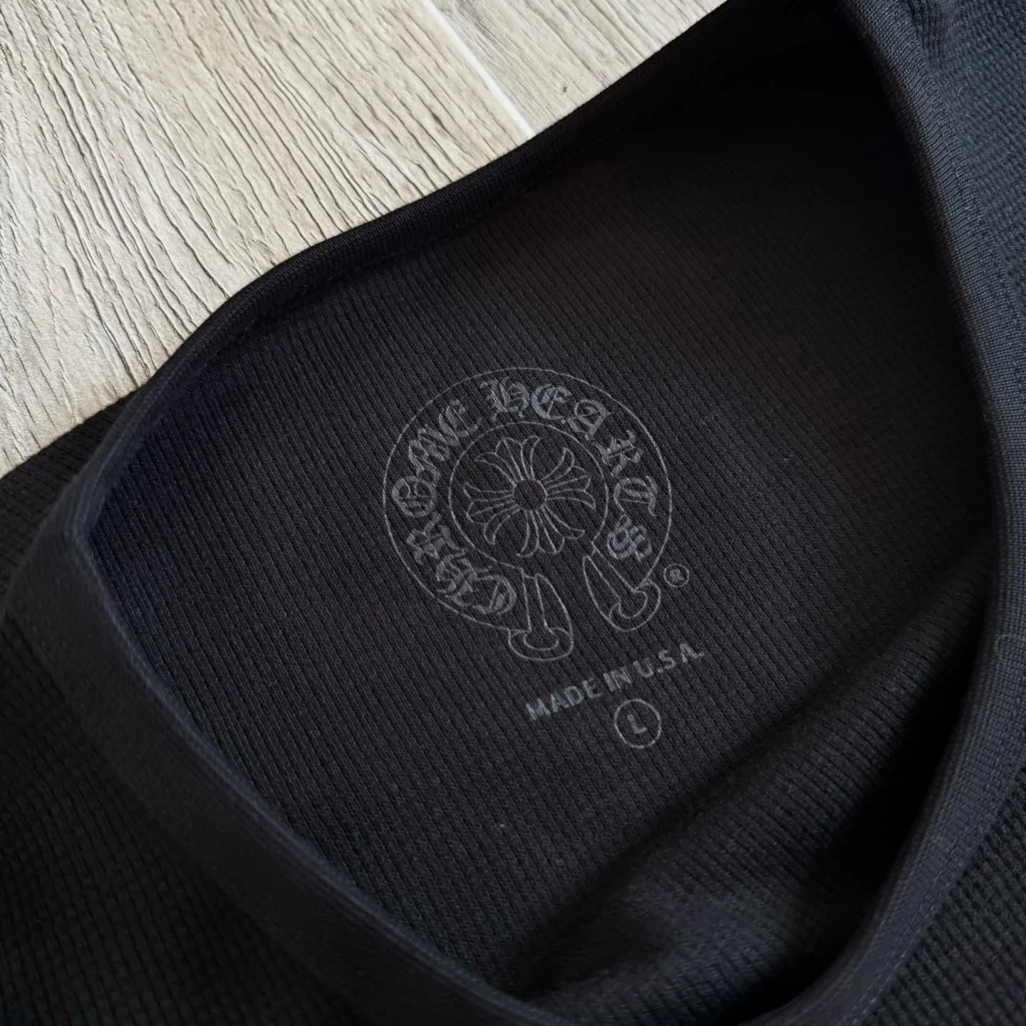 Внутренний принт на воротнике лонгслива Chrome Hearts