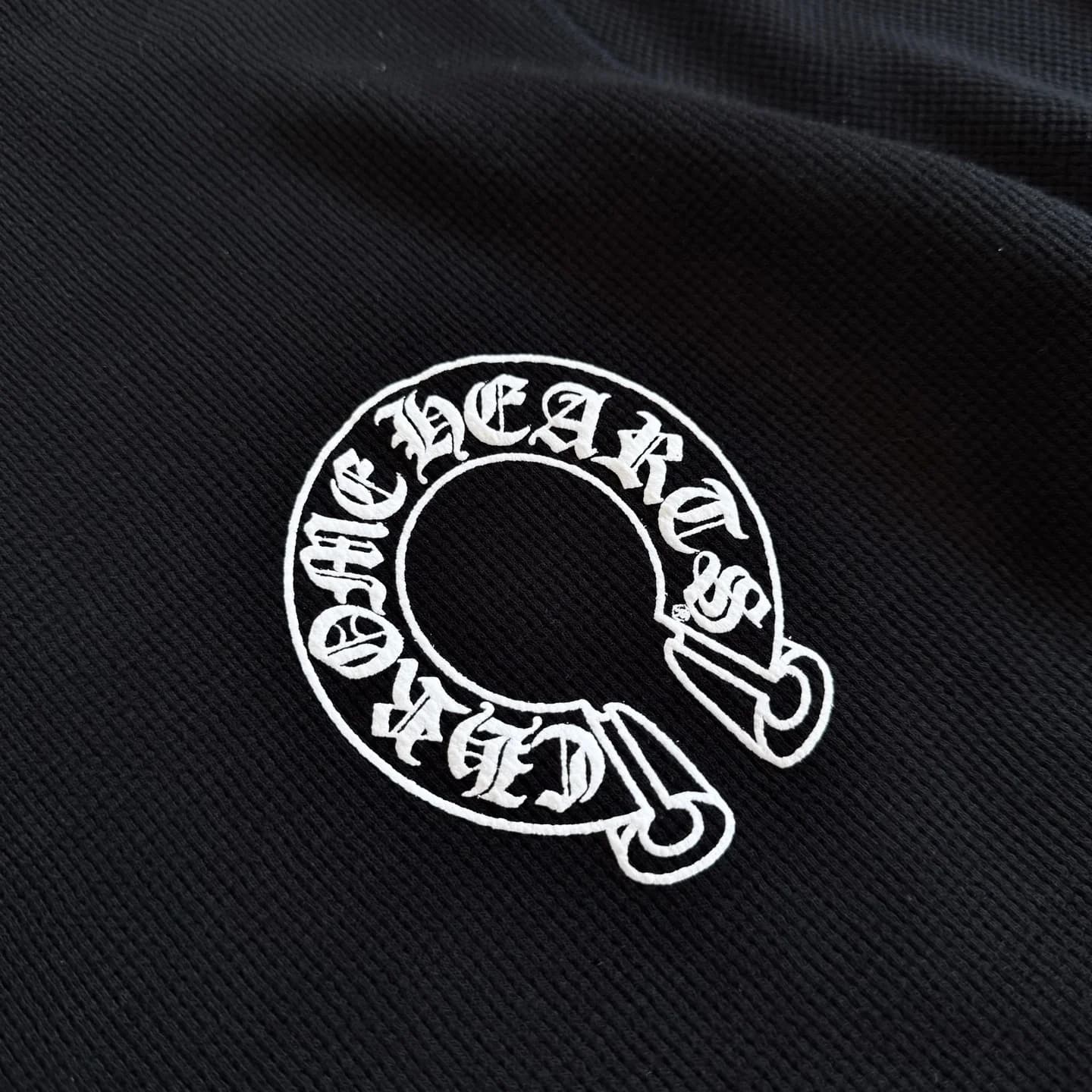 Принт в виде подковы на груди лонгслива Chrome Hearts