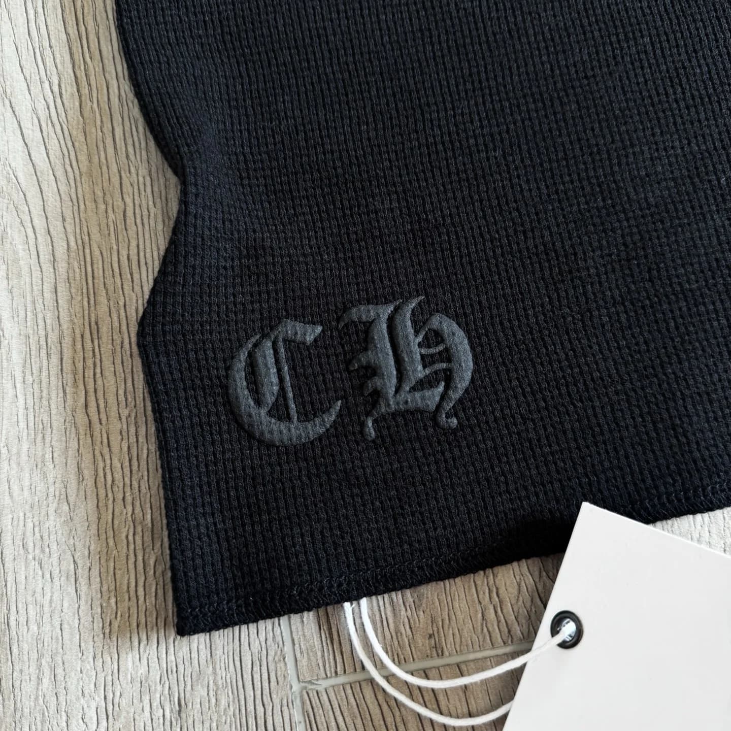 Вышивка логотипа CH на нижней части лонгслива Chrome Hearts