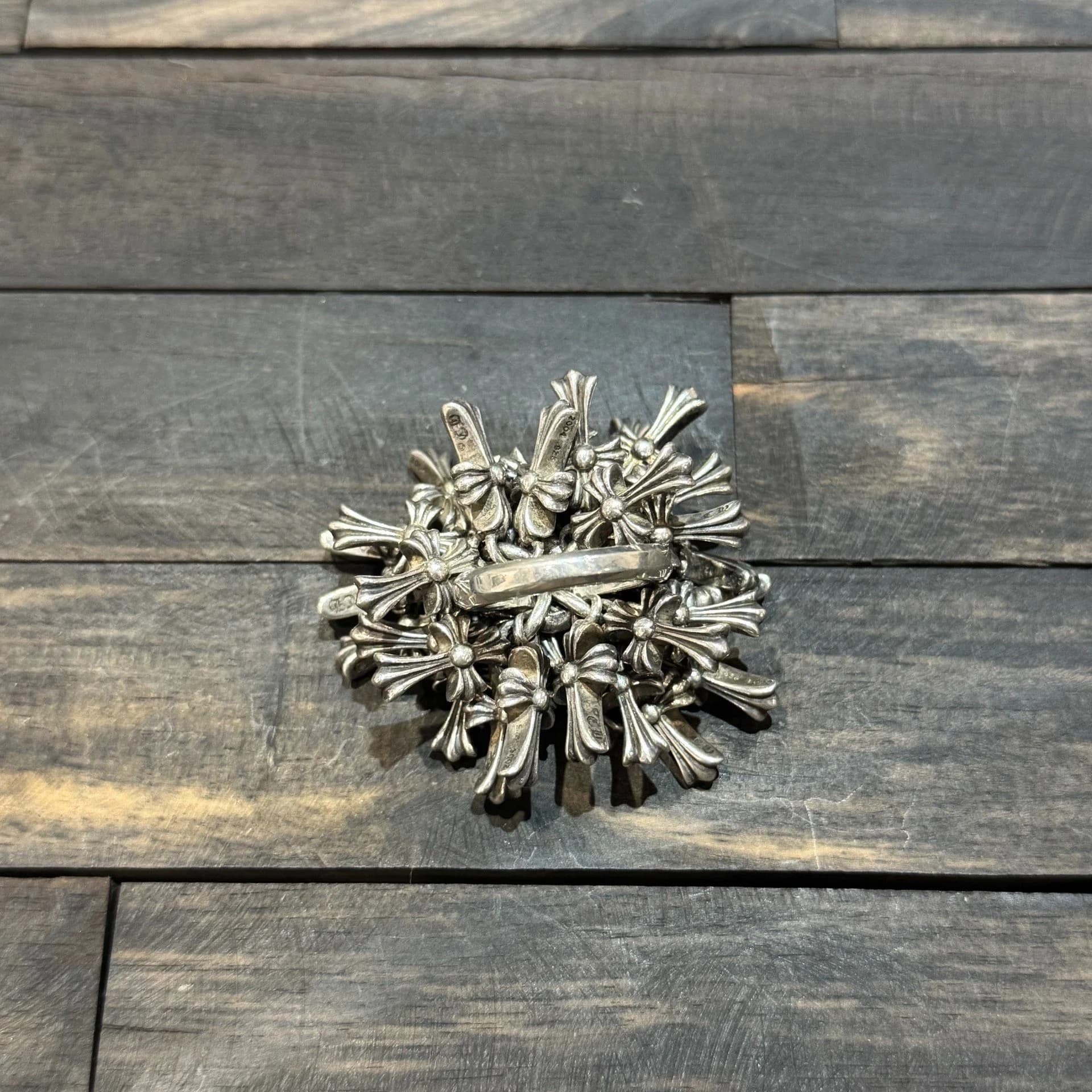 Кольцо Chrome Hearts из серебра 925 с подвесками в виде крестов, вид сбоку