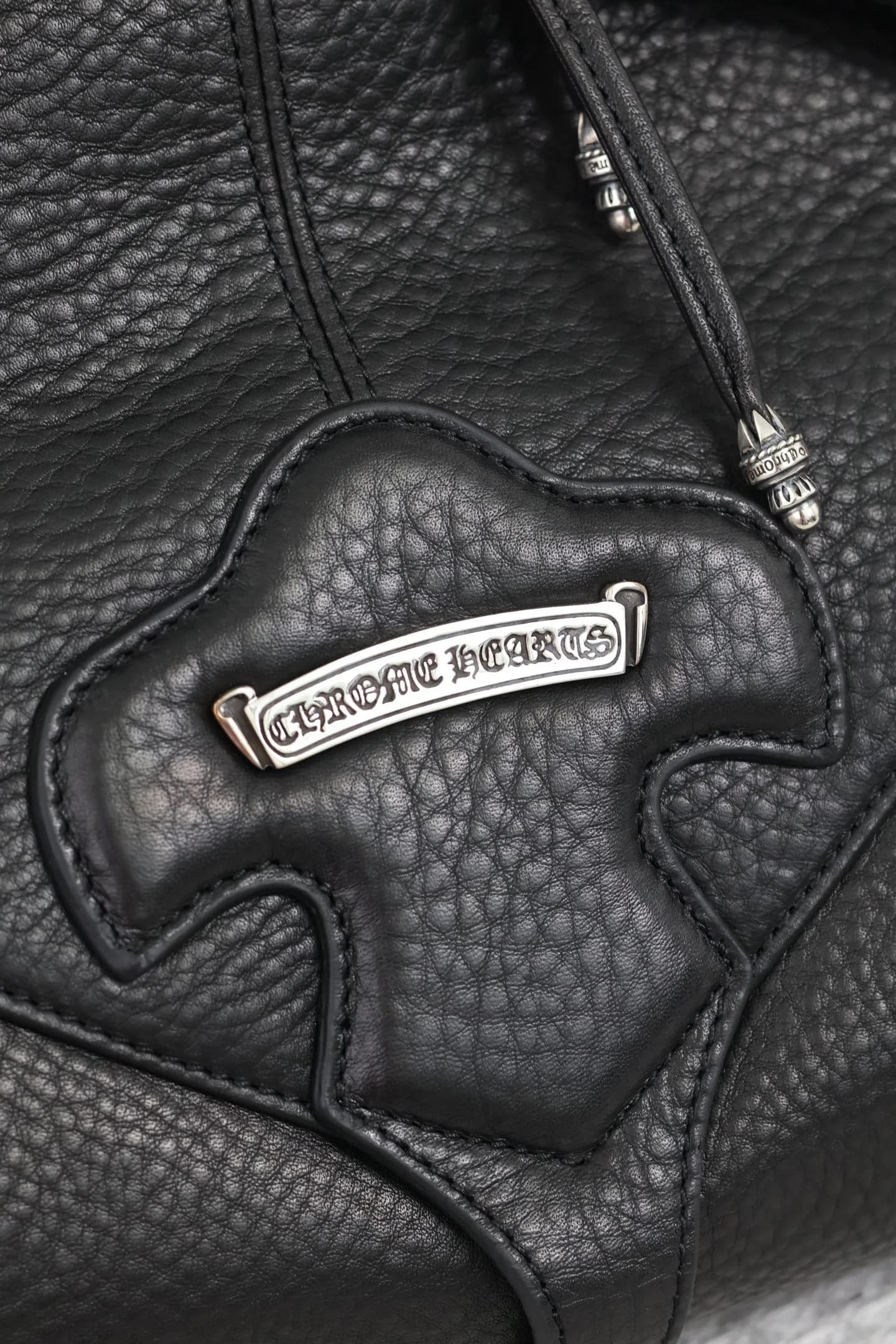Серебряная плашка с гравировкой Chrome Hearts на накладном кожаном элементе