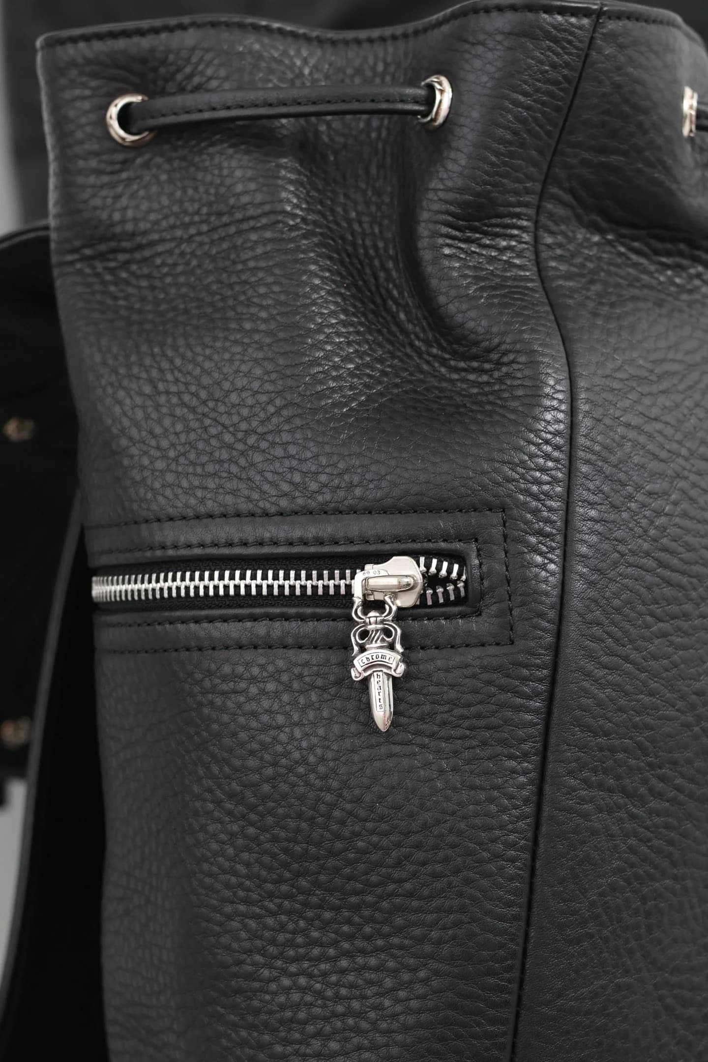 Боковой карман рюкзака Chrome Hearts на молнии с пуллером в виде кинжала