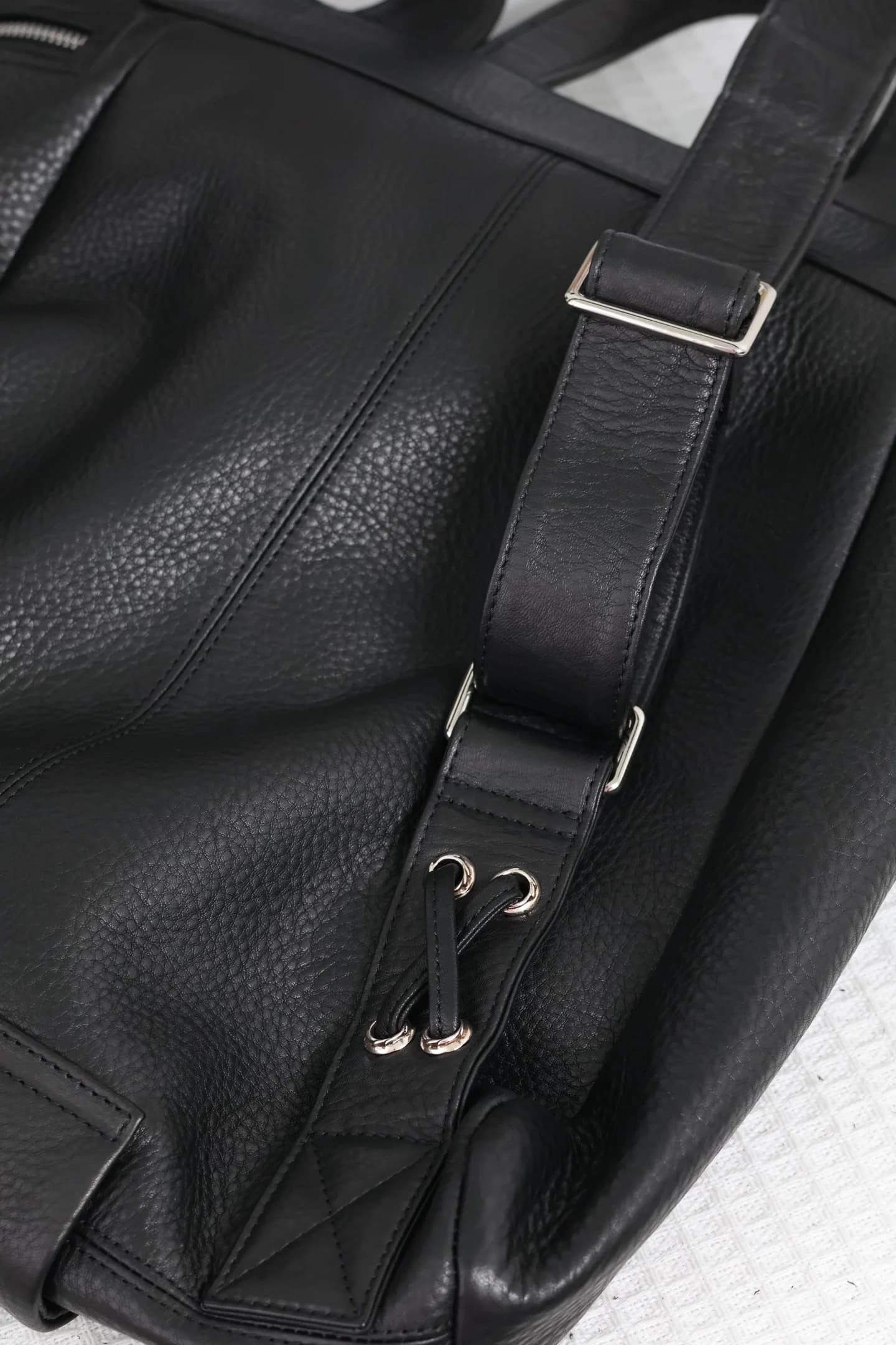 Кожаные плечевые ремни рюкзака Chrome Hearts с металлической фурнитурой и шнуровкой