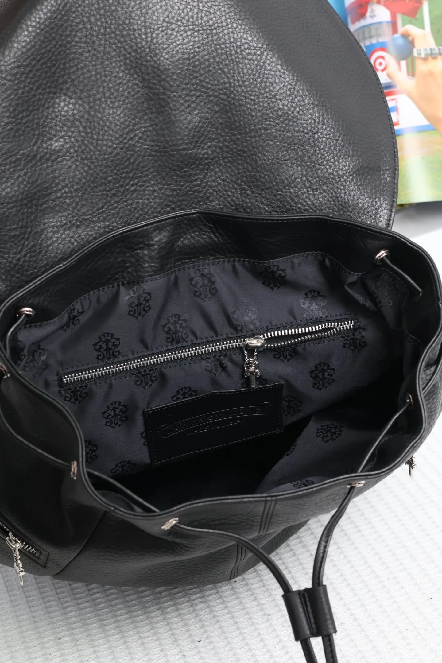 Внутреннее отделение рюкзака Chrome Hearts с жаккардовой подкладкой с узором