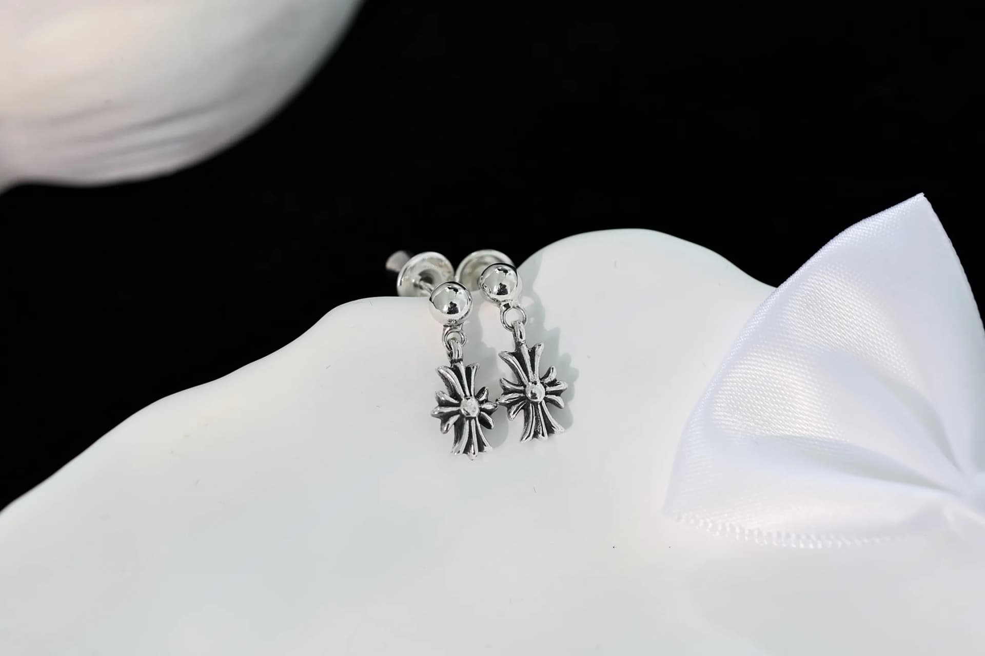 Пара серебряных серег Chrome Hearts с крестами крупным планом