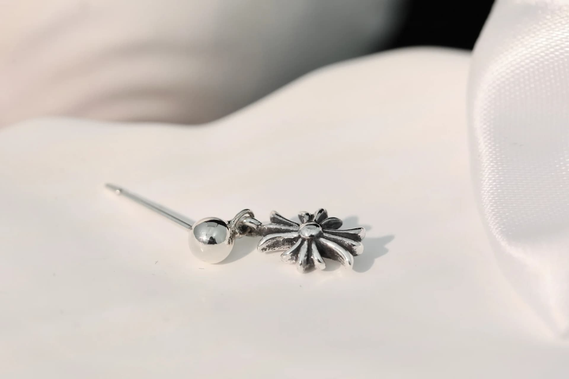 Серьга-пусет Chrome Hearts из серебра 925 пробы в горизонтальном положении