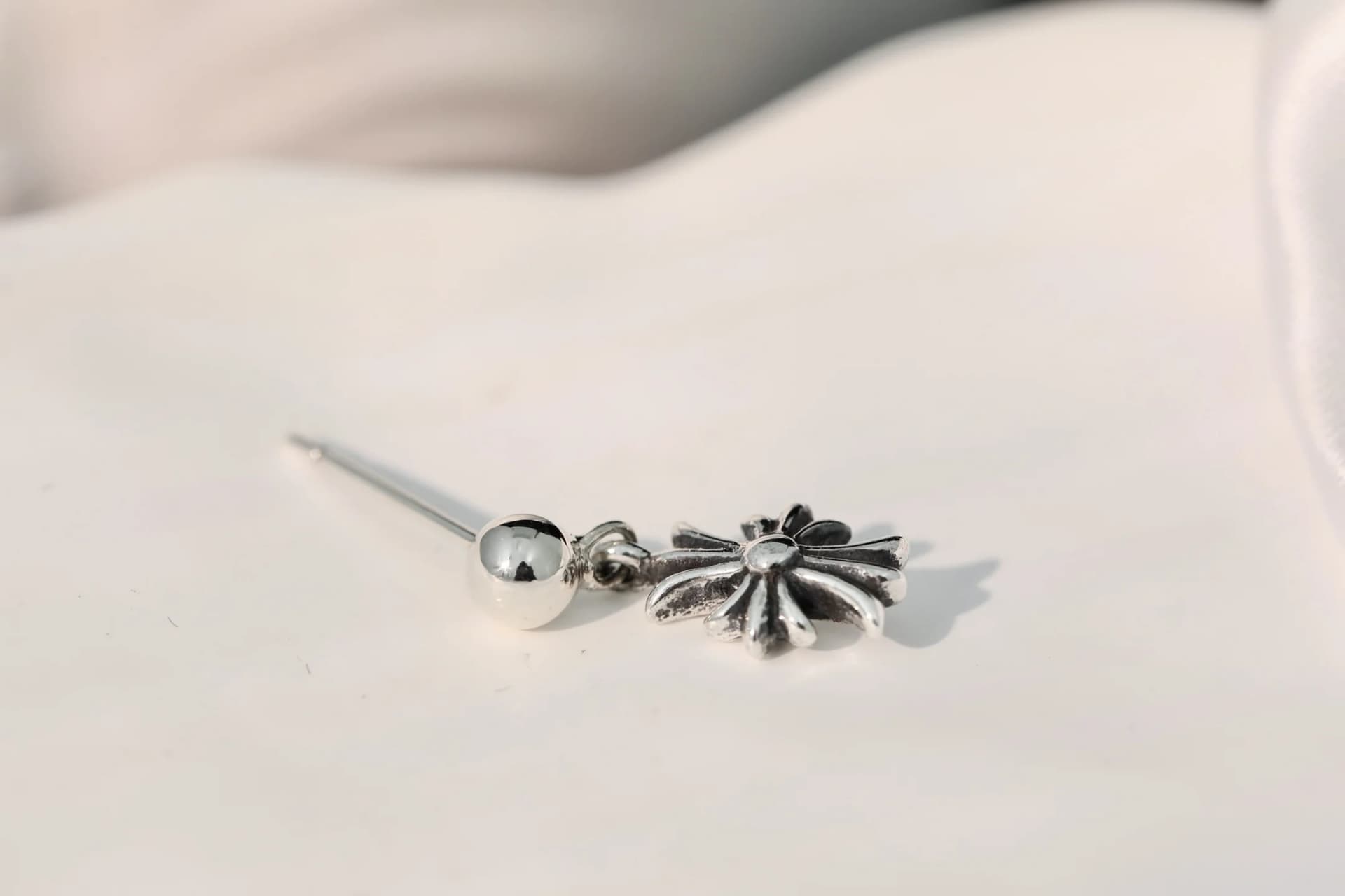 Деталь серебряной серьги-гвоздика Chrome Hearts крупным планом