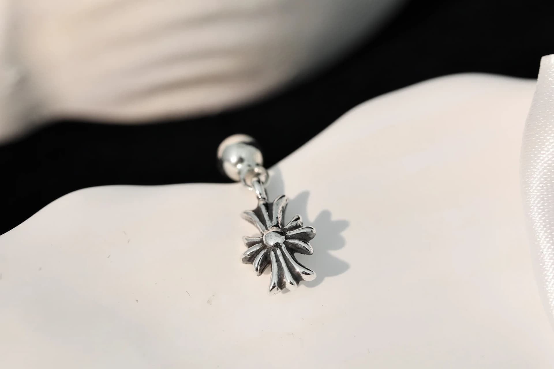 Подвеска-крест серьги Chrome Hearts с чернением крупным планом