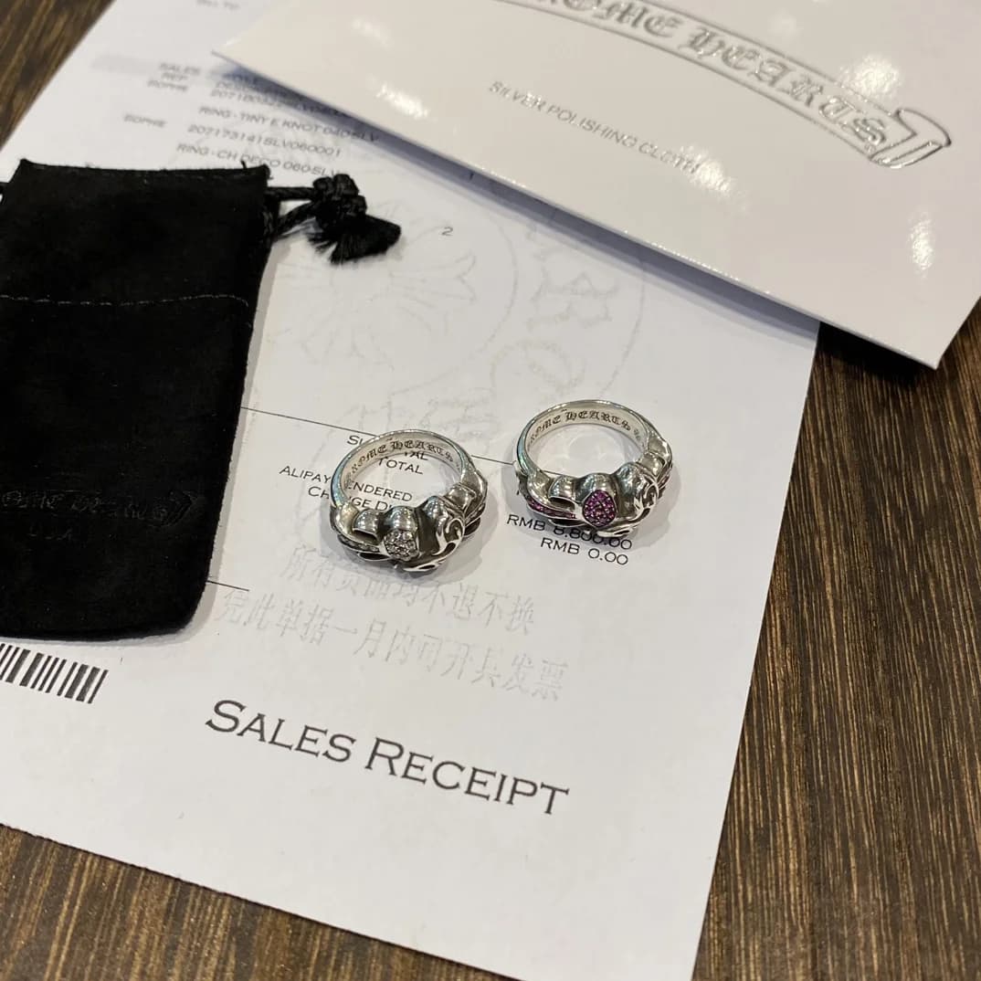 Серебряные кольца Chrome Hearts Floral Heart на фоне комплекта документов