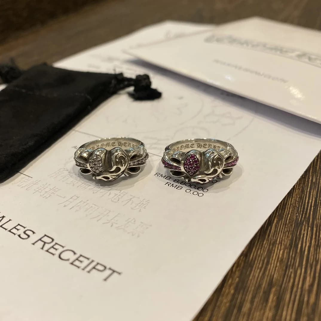 Фронтальный ракурс колец Chrome Hearts с инкрустацией на фоне чека