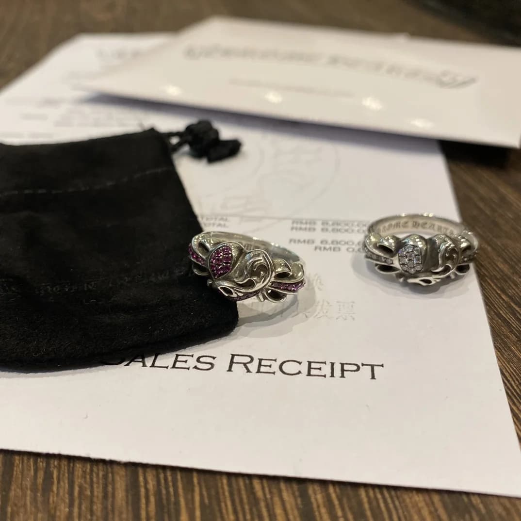Кольцо Chrome Hearts Floral Heart сбоку на замшевом мешочке