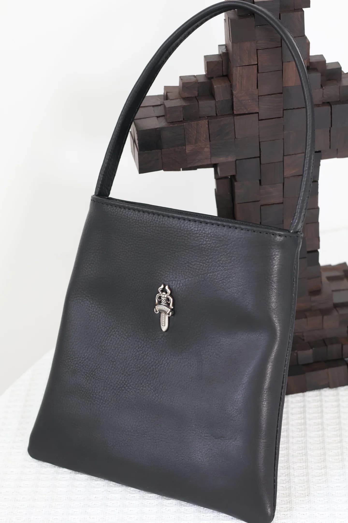 Чёрная сумка Chrome Hearts крупным планом под углом