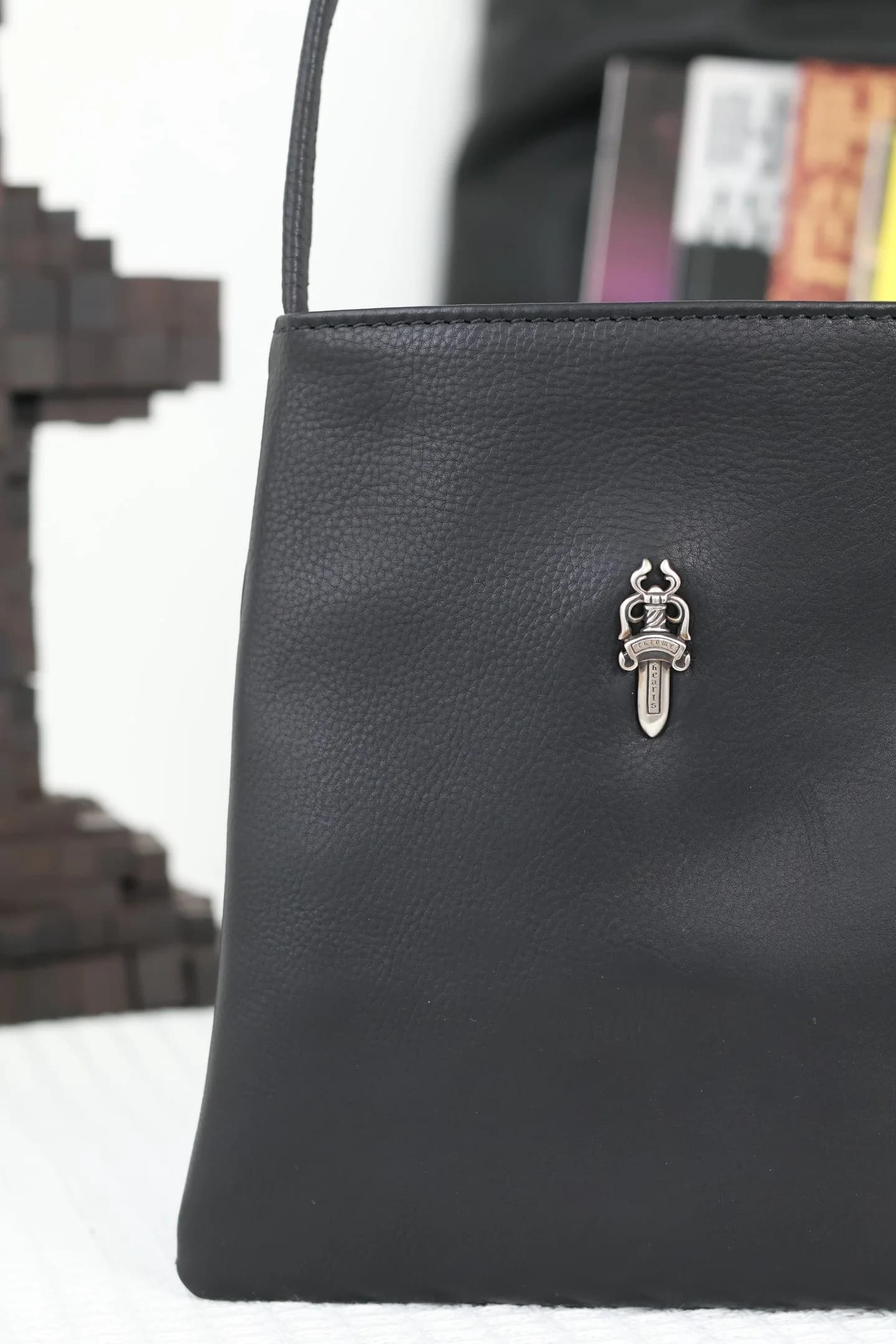 Фронтальный вид корпуса сумки Chrome Hearts с серебряным кинжалом