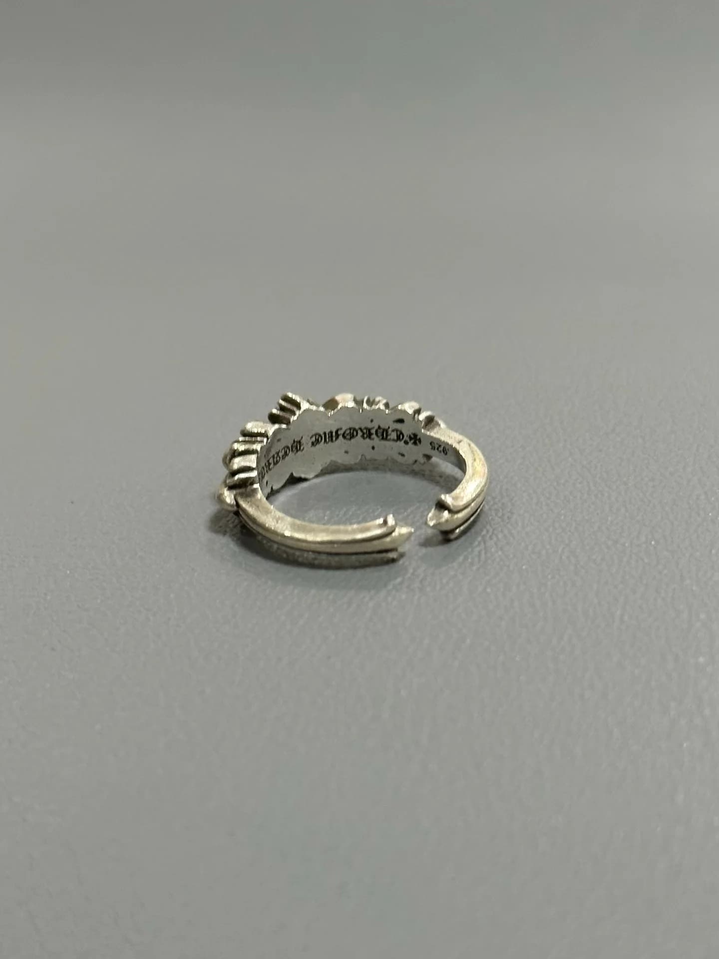 Кольцо Chrome Hearts из серебра 925 пробы, вид сбоку