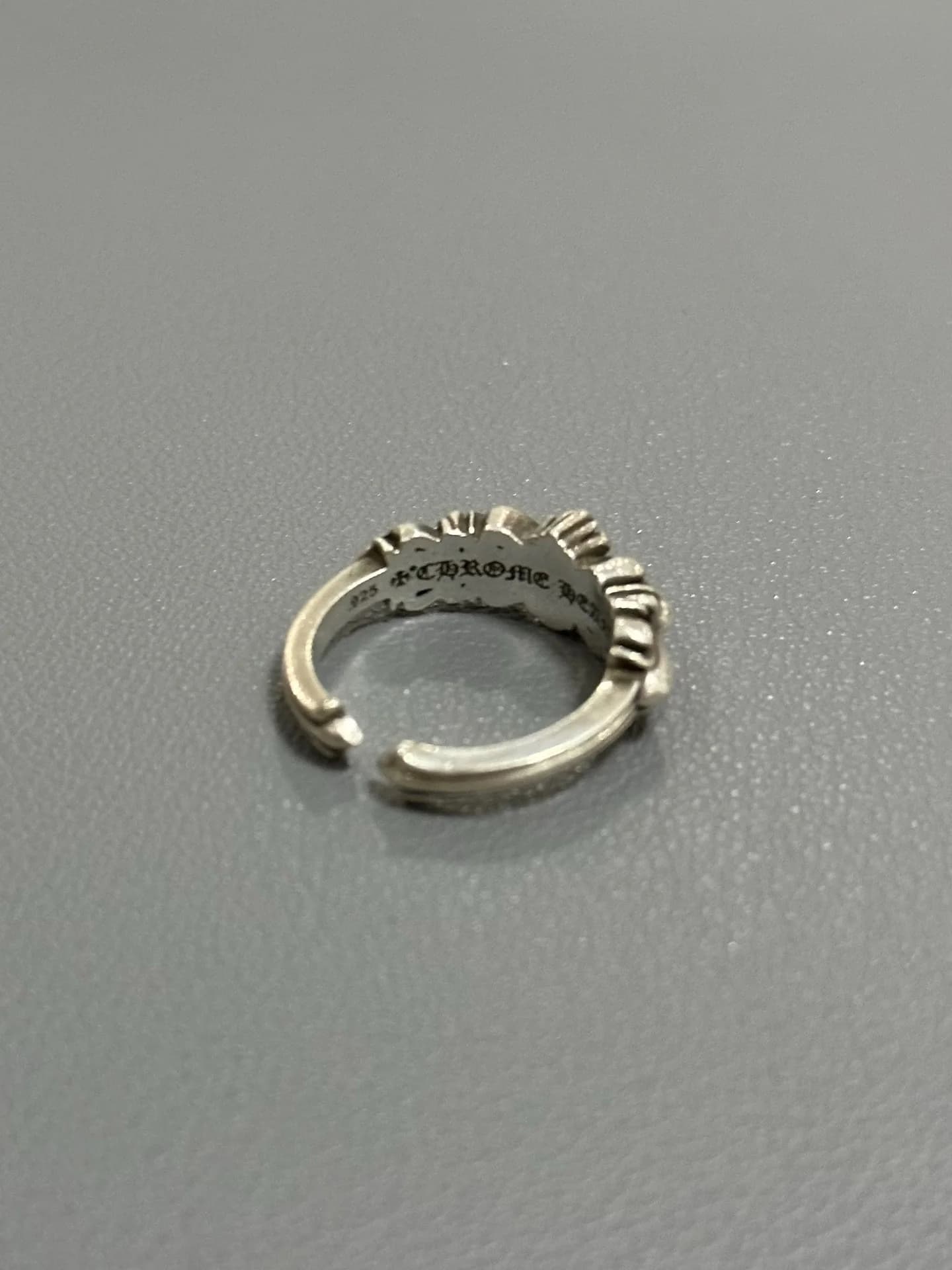 Внутренняя сторона серебряного кольца Chrome Hearts с фирменным клеймом