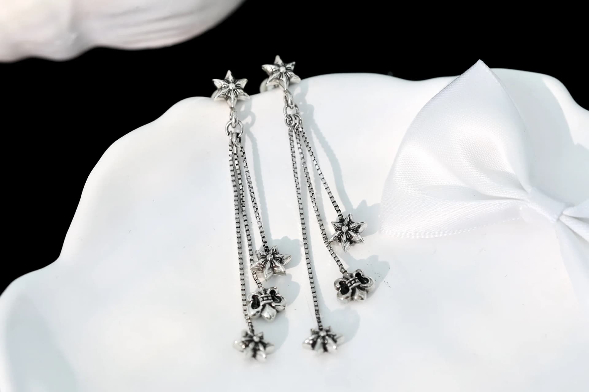Пара серебряных серег Chrome Hearts с подвесками-цепочками со звездами