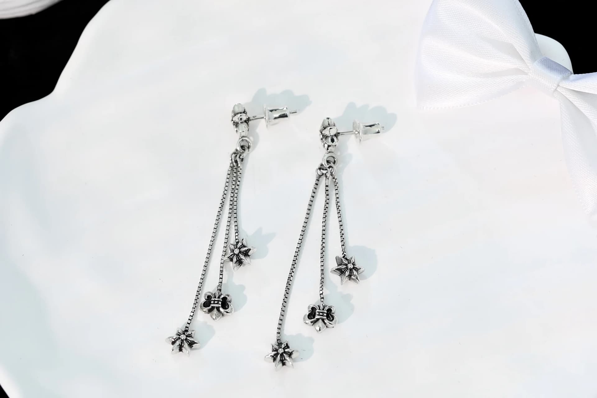 Серьги-пусеты Chrome Hearts из серебра 925 пробы на белой поверхности