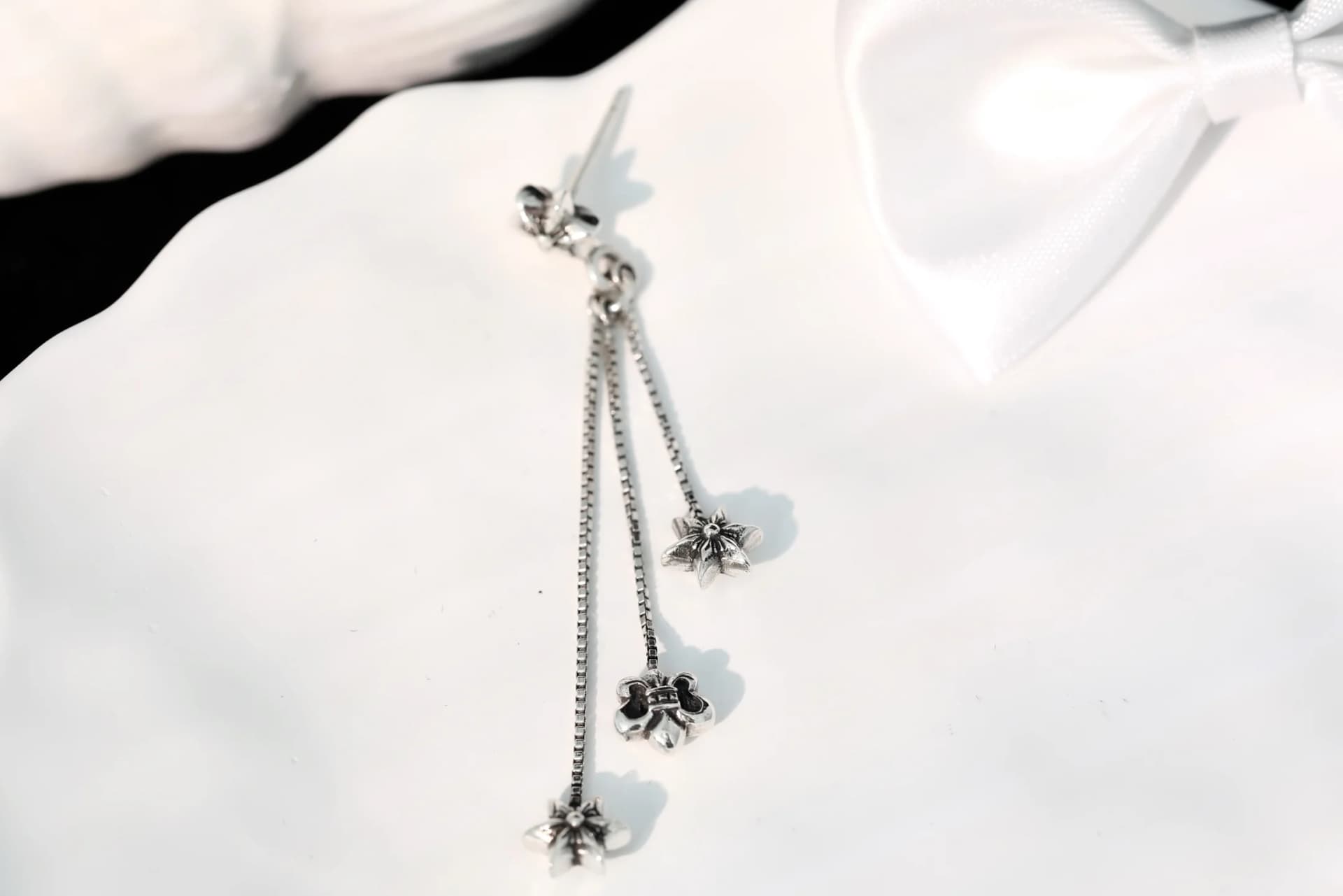 Длинная серьга Chrome Hearts с каскадом цепочек и звездным мотивом