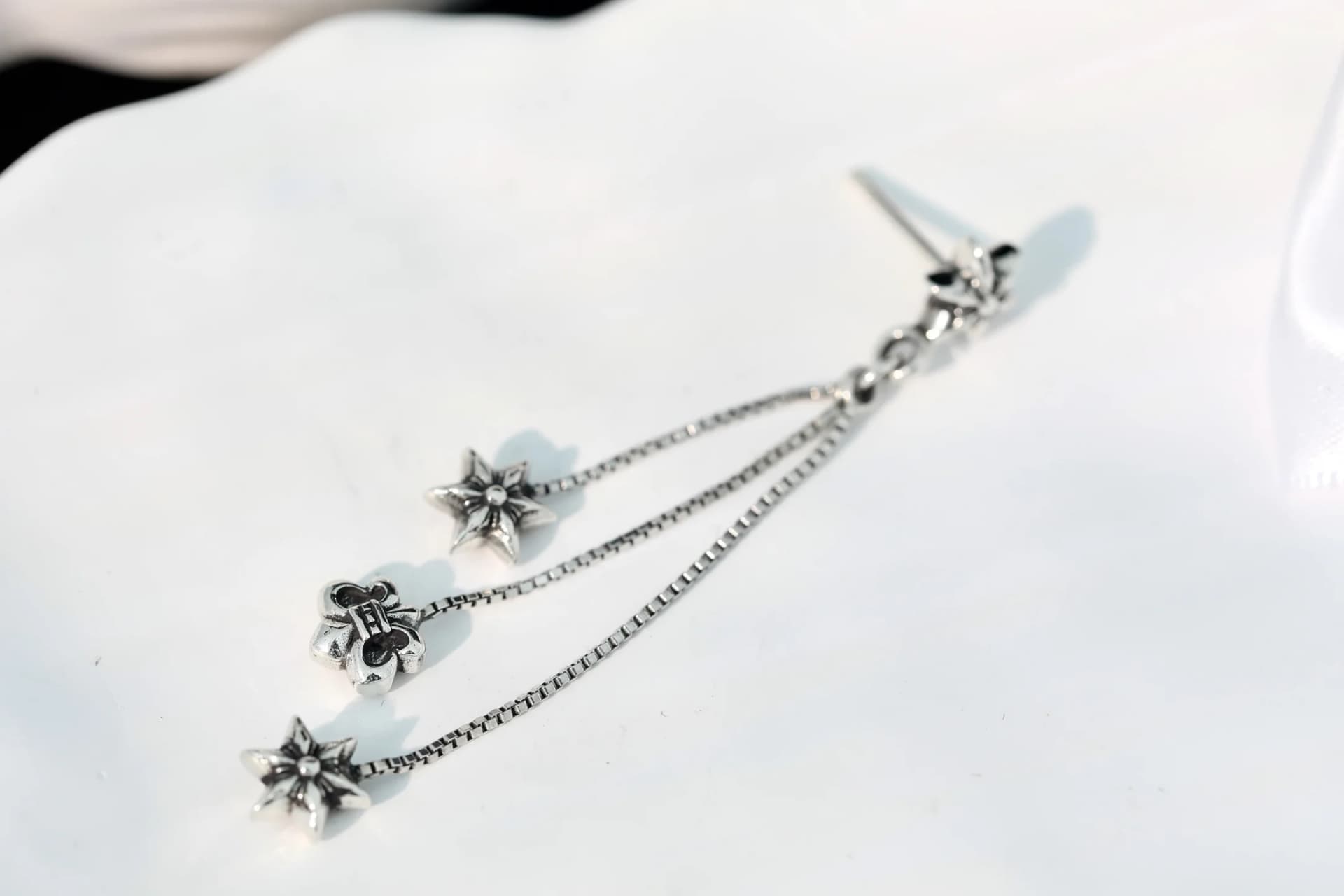Серьга Chrome Hearts со звездами, вид сбоку со стороны пусеты