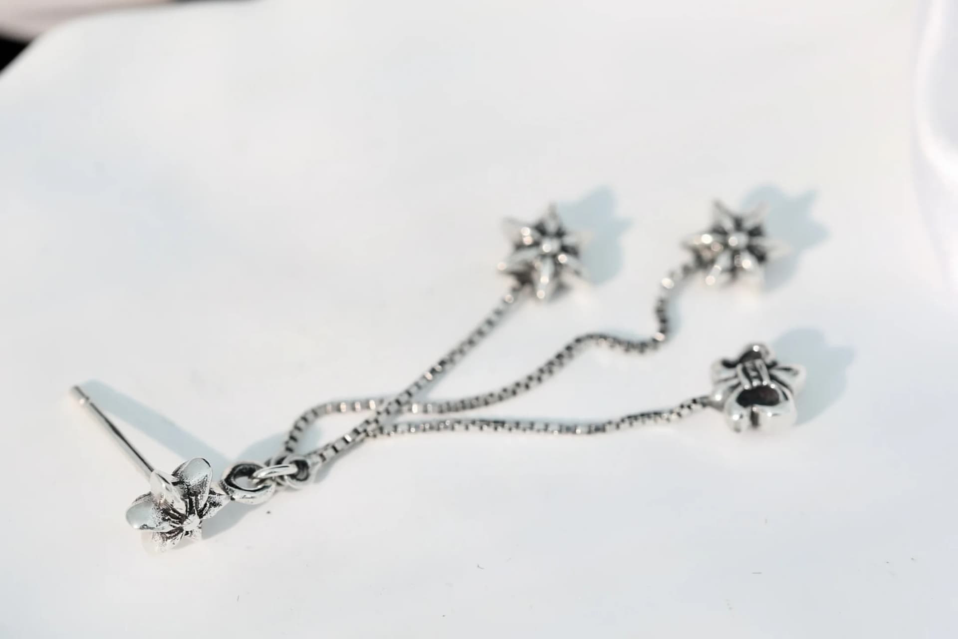 Фактура серебра и детали подвесок серьги Chrome Hearts