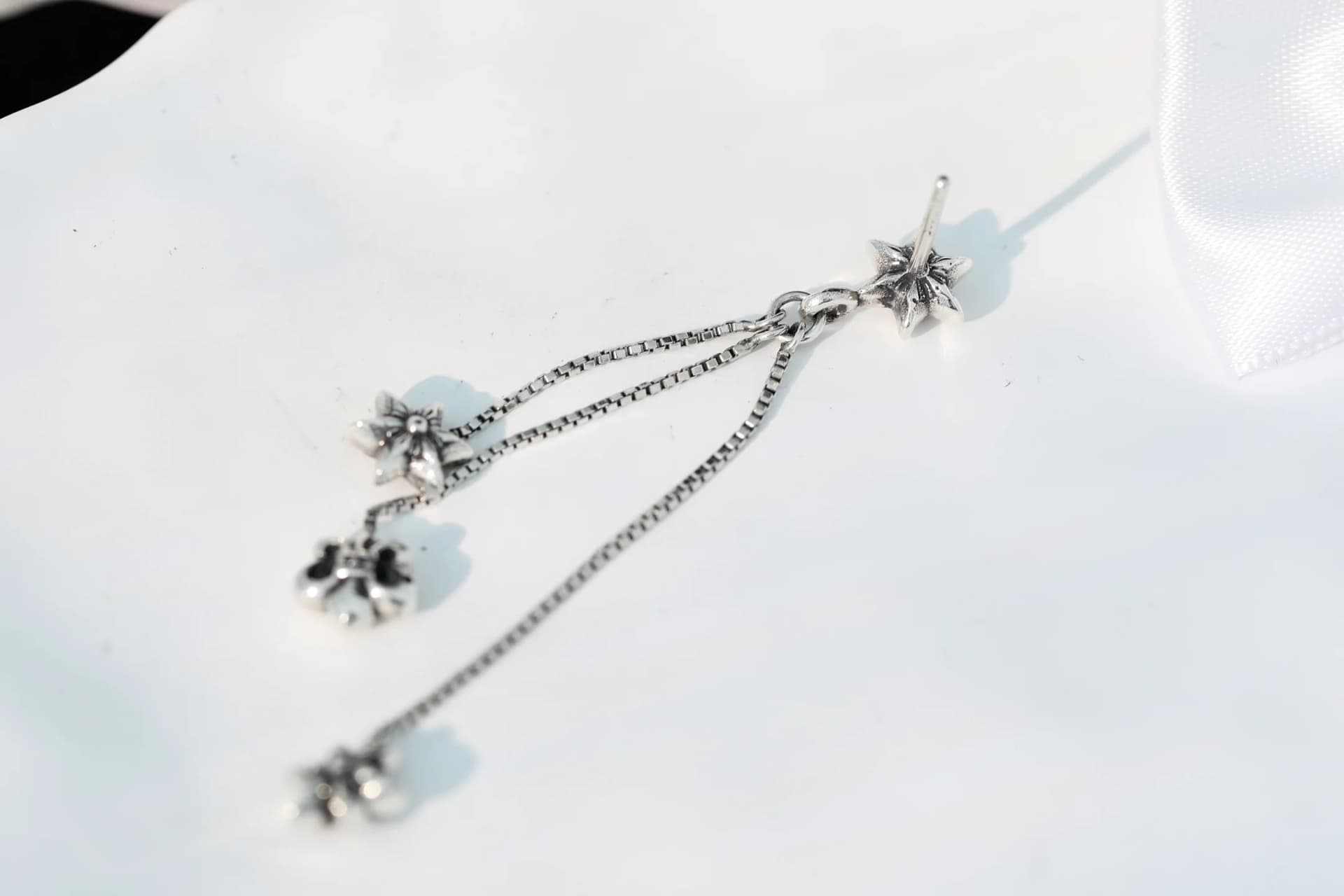 Серьга-гвоздик Chrome Hearts с подвесками в виде звезд