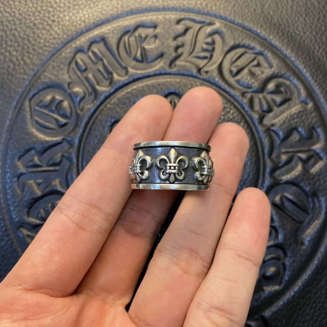 Серебряное кольцо Chrome Hearts Spinner Fleur с вращающимся элементом крупным планом