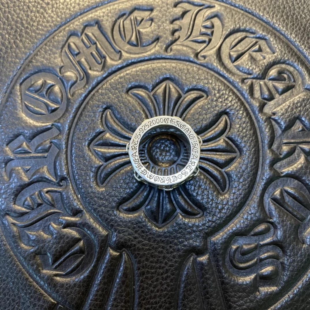 Вид сверху на торец кольца Chrome Hearts с гравировкой бренда и пробы 925