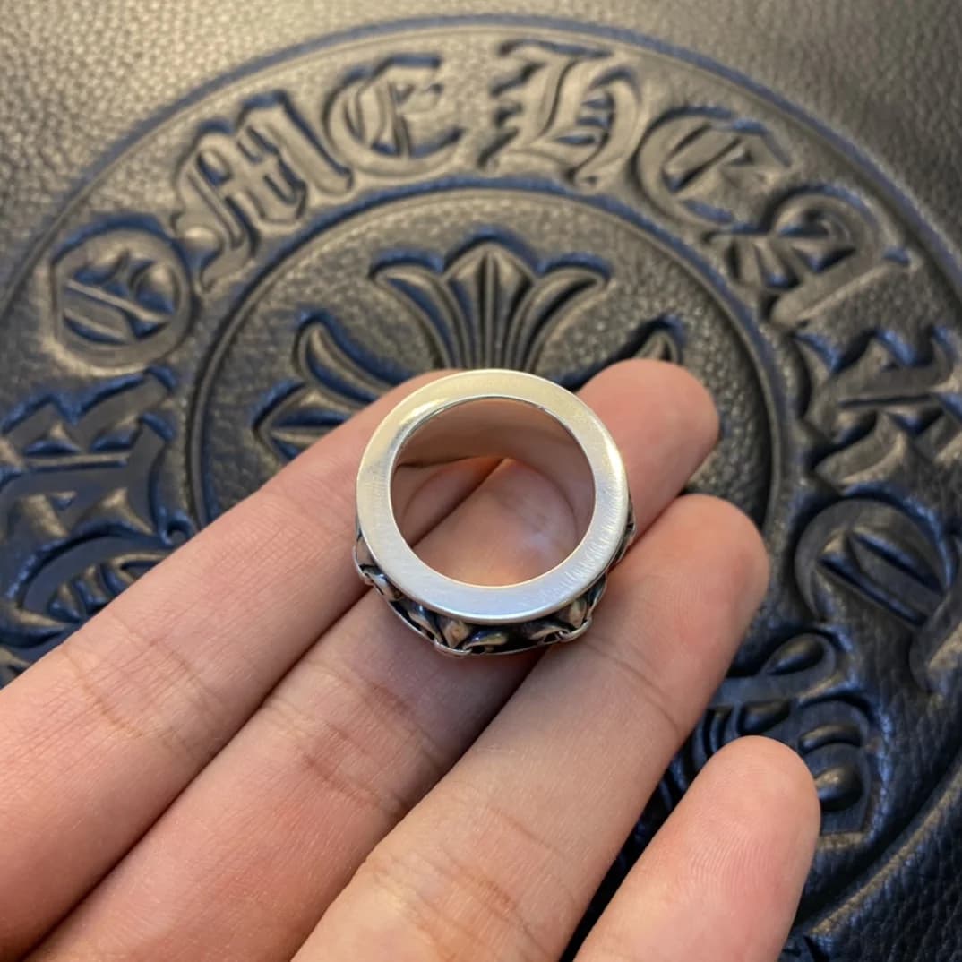 Внутренняя сторона серебряного кольца Chrome Hearts Spinner