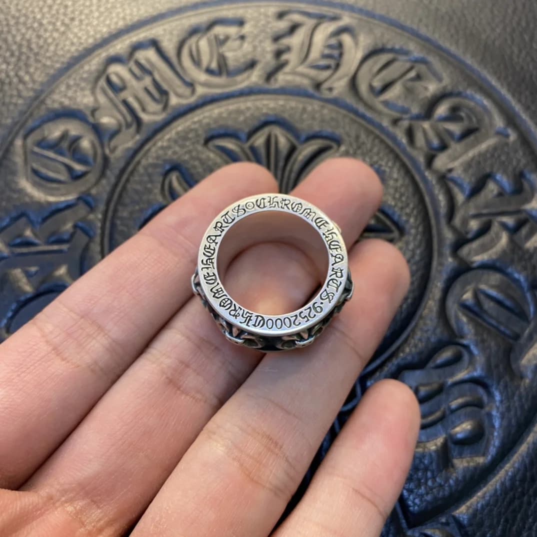 Кольцо Chrome Hearts Spinner Fleur с гравировкой на торце в руке