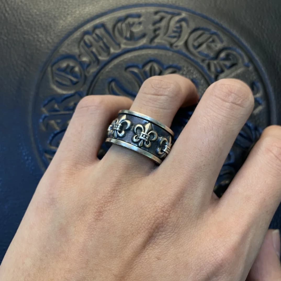 Серебряное кольцо Chrome Hearts Spinner Fleur на пальце