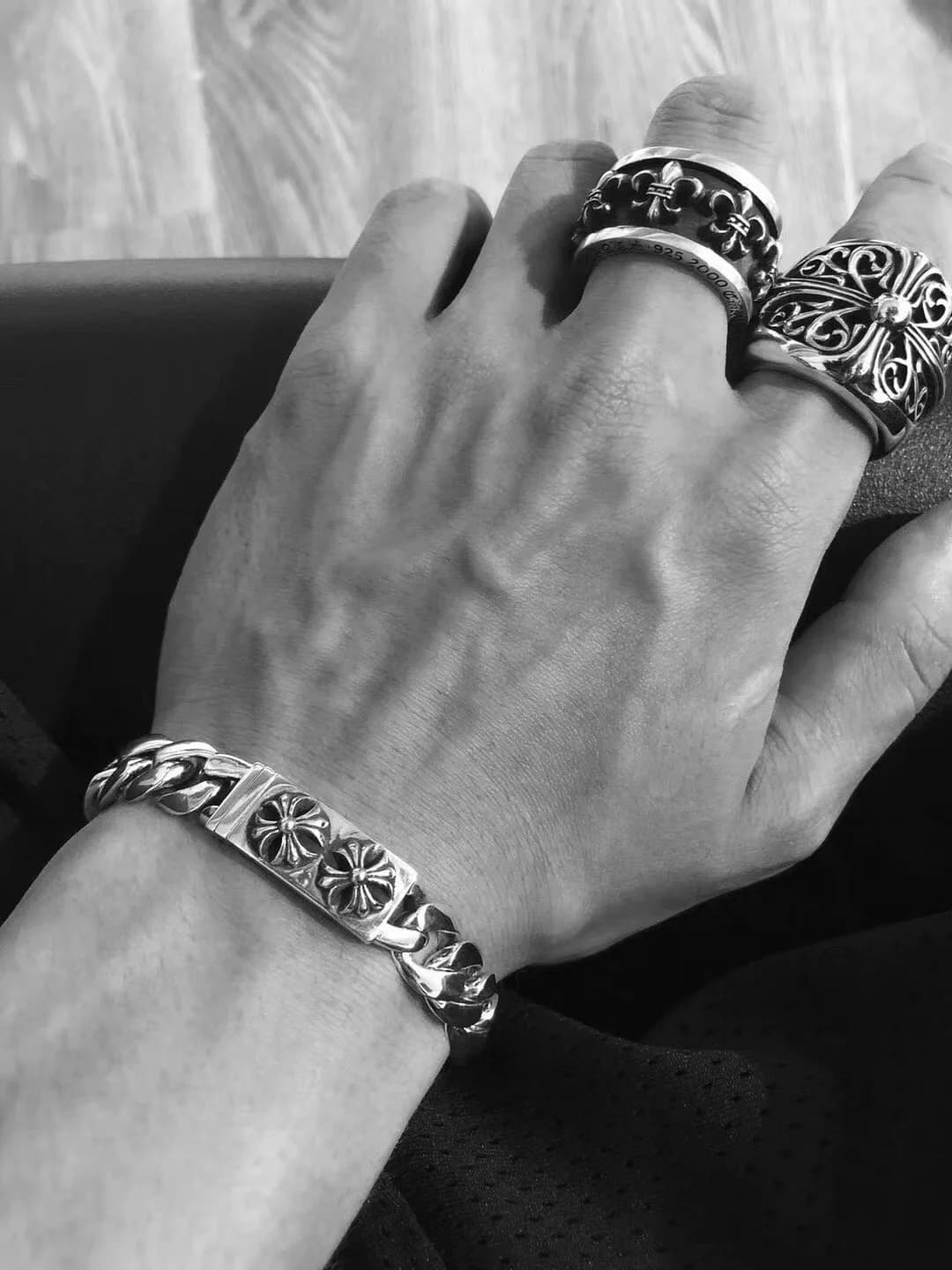 Мужская рука с серебряными кольцами и браслетом Chrome Hearts