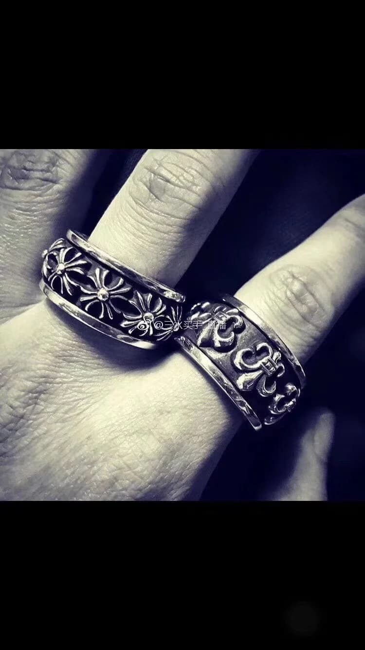 Кольца Chrome Hearts с готическими узорами и лилиями на руке