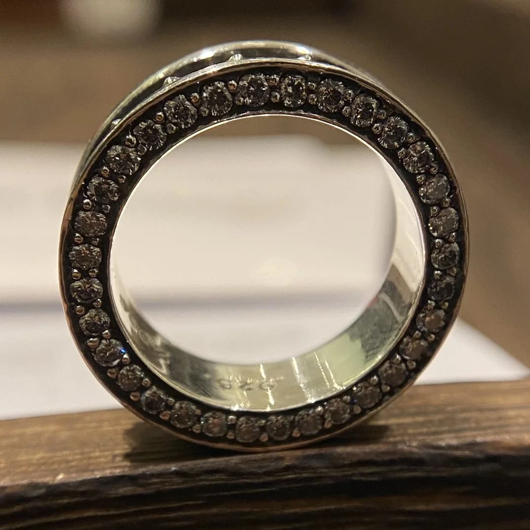 Торец кольца Chrome Hearts Plus Cross Band с плотной инкрустацией камнями
