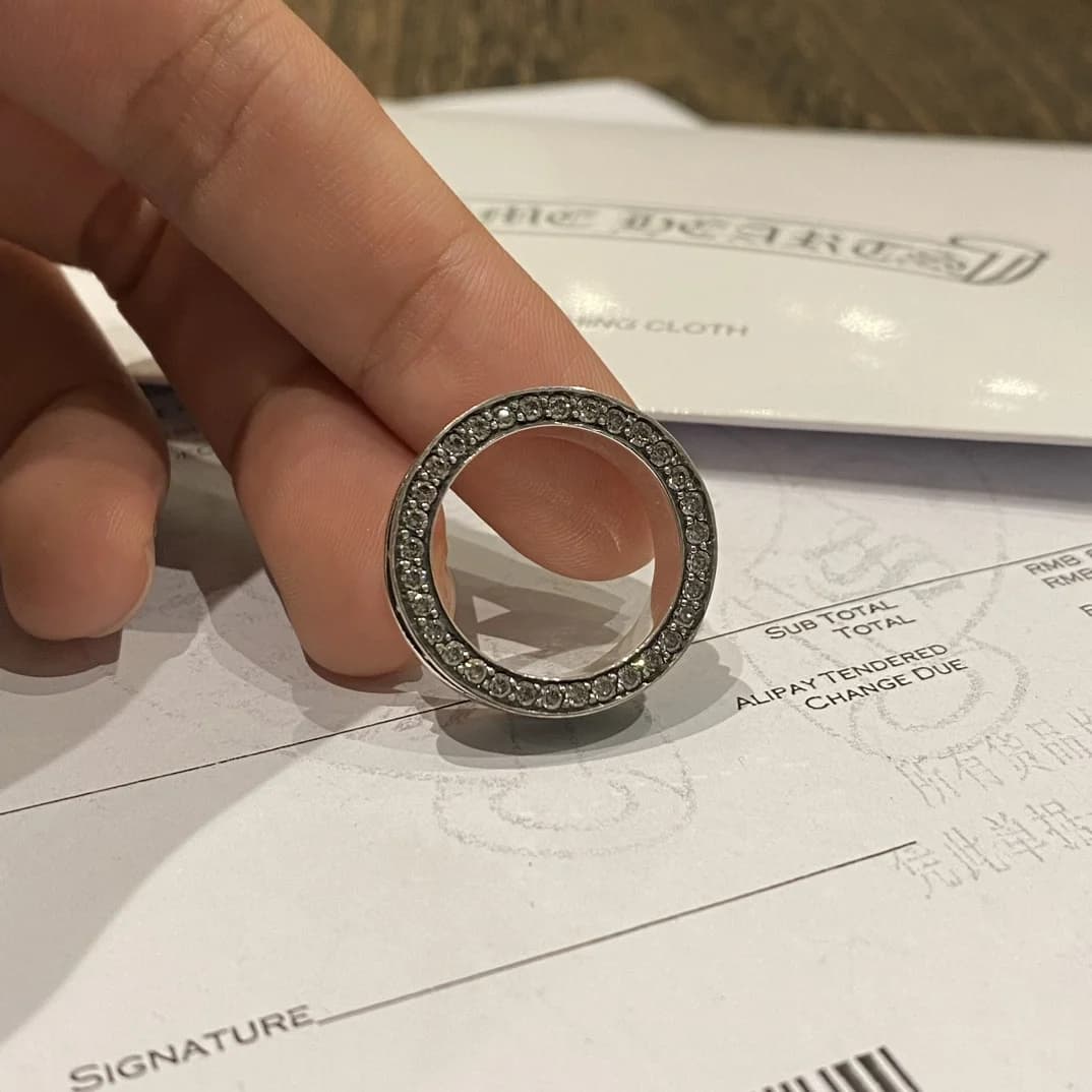 Кольцо Chrome Hearts Plus Cross Band с камнями в руке